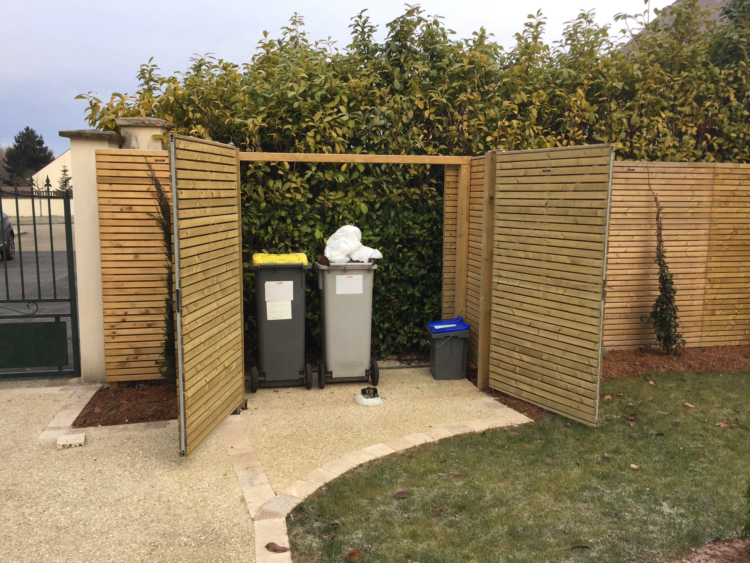 Есть идея: Куда спрятать мусорный бак