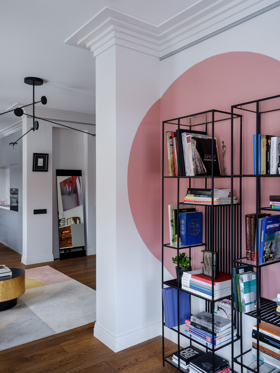 Houzz тур: Квартира с радиусной стеной и невысокими потолками