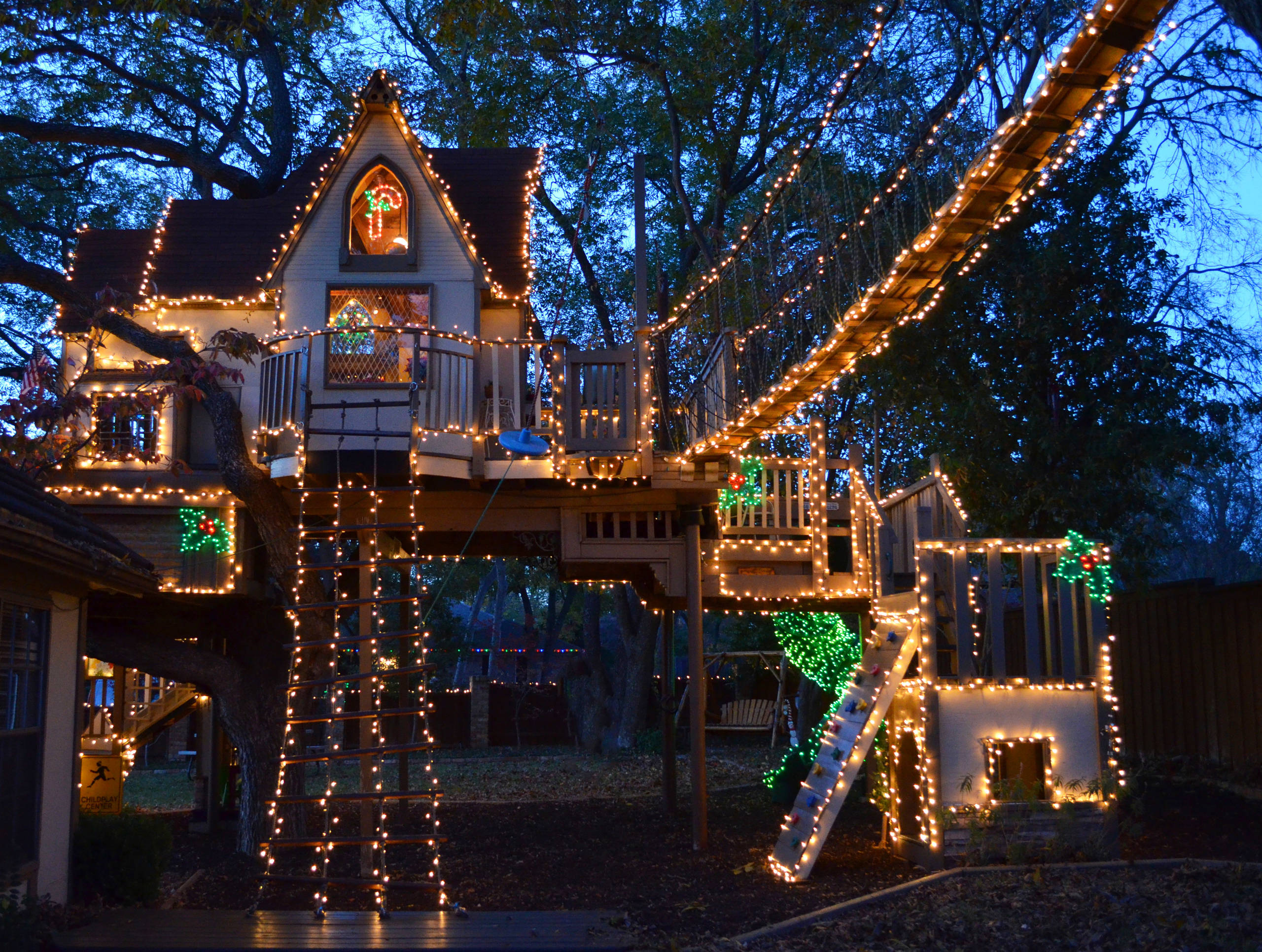 Houzz США: Волшебный дом на дереве с новогодними огнями