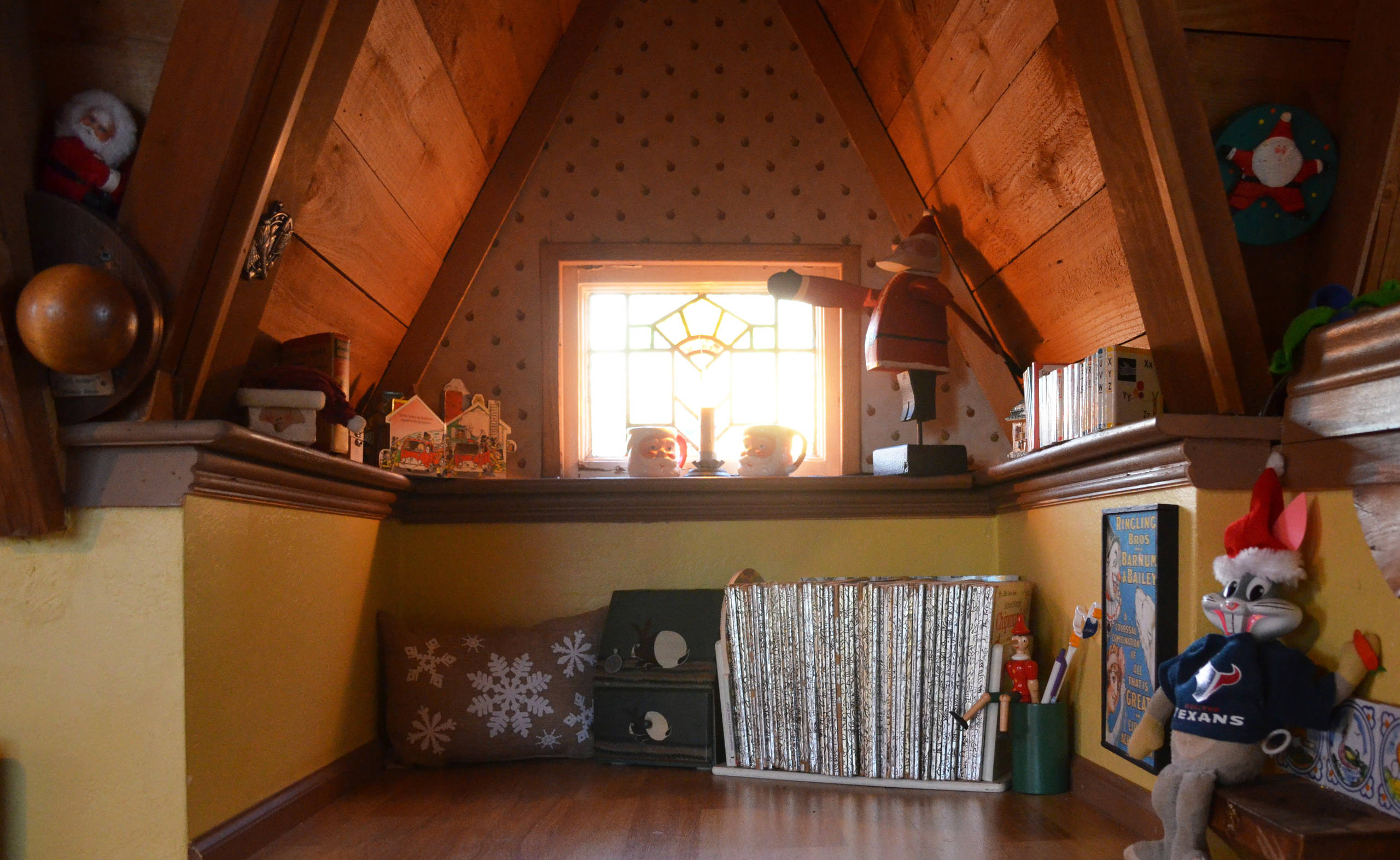 Houzz США: Волшебный дом на дереве с новогодними огнями