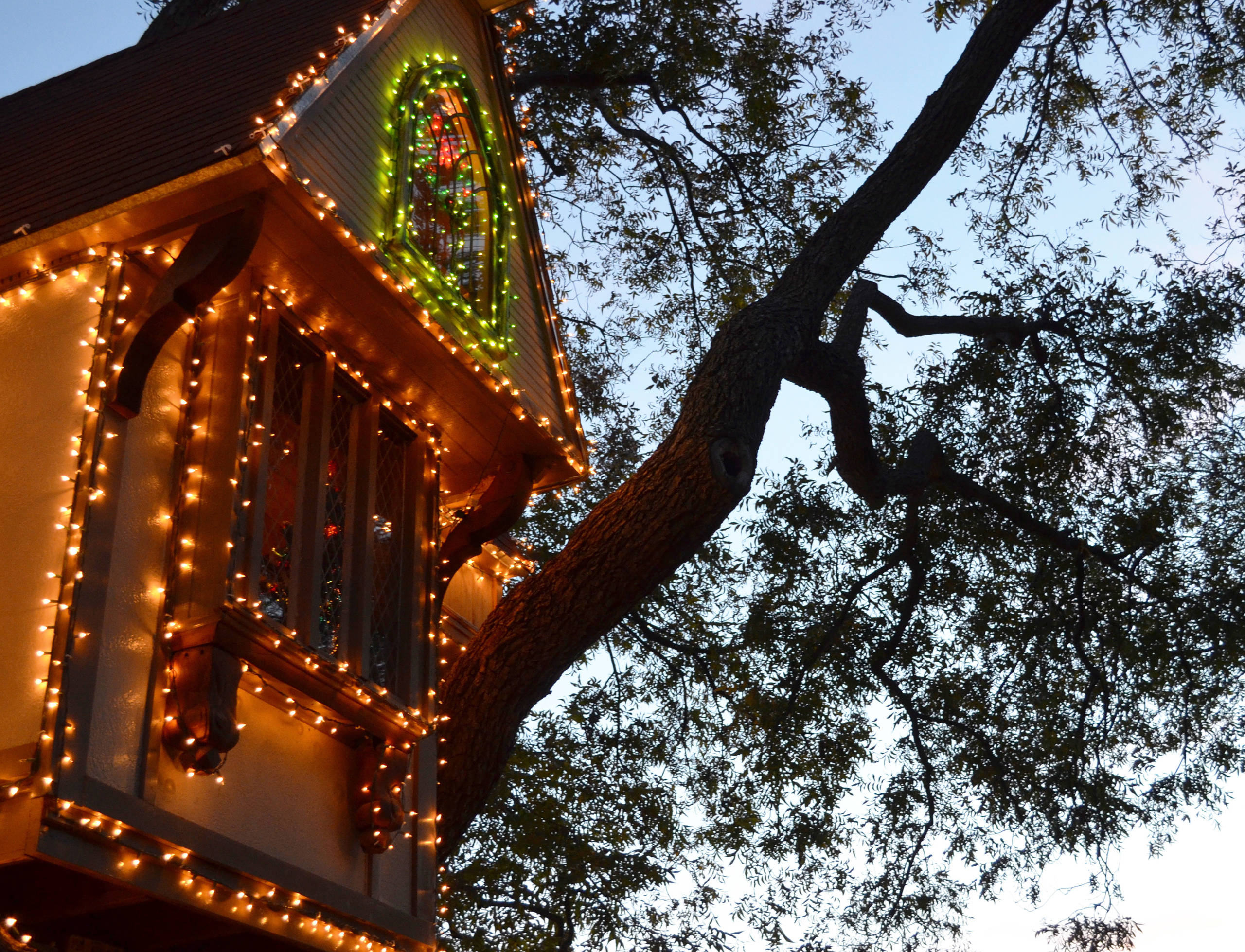 Houzz США: Волшебный дом на дереве с новогодними огнями