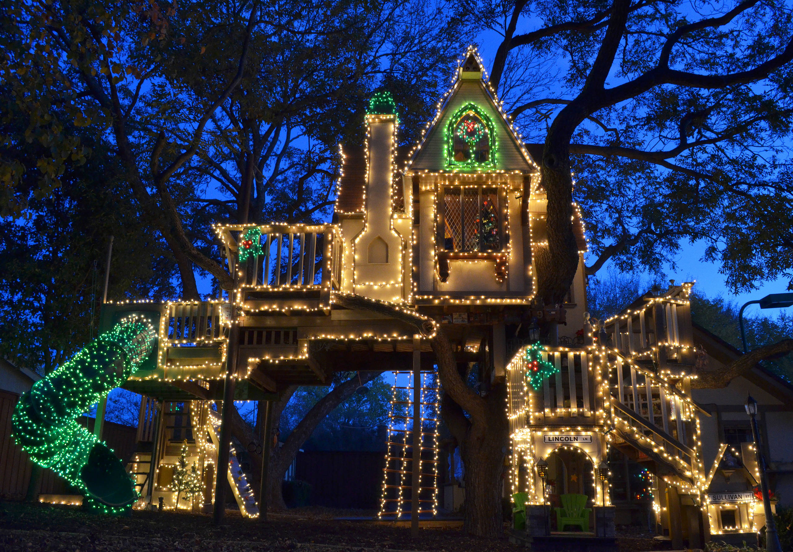 Houzz США: Волшебный дом на дереве с новогодними огнями