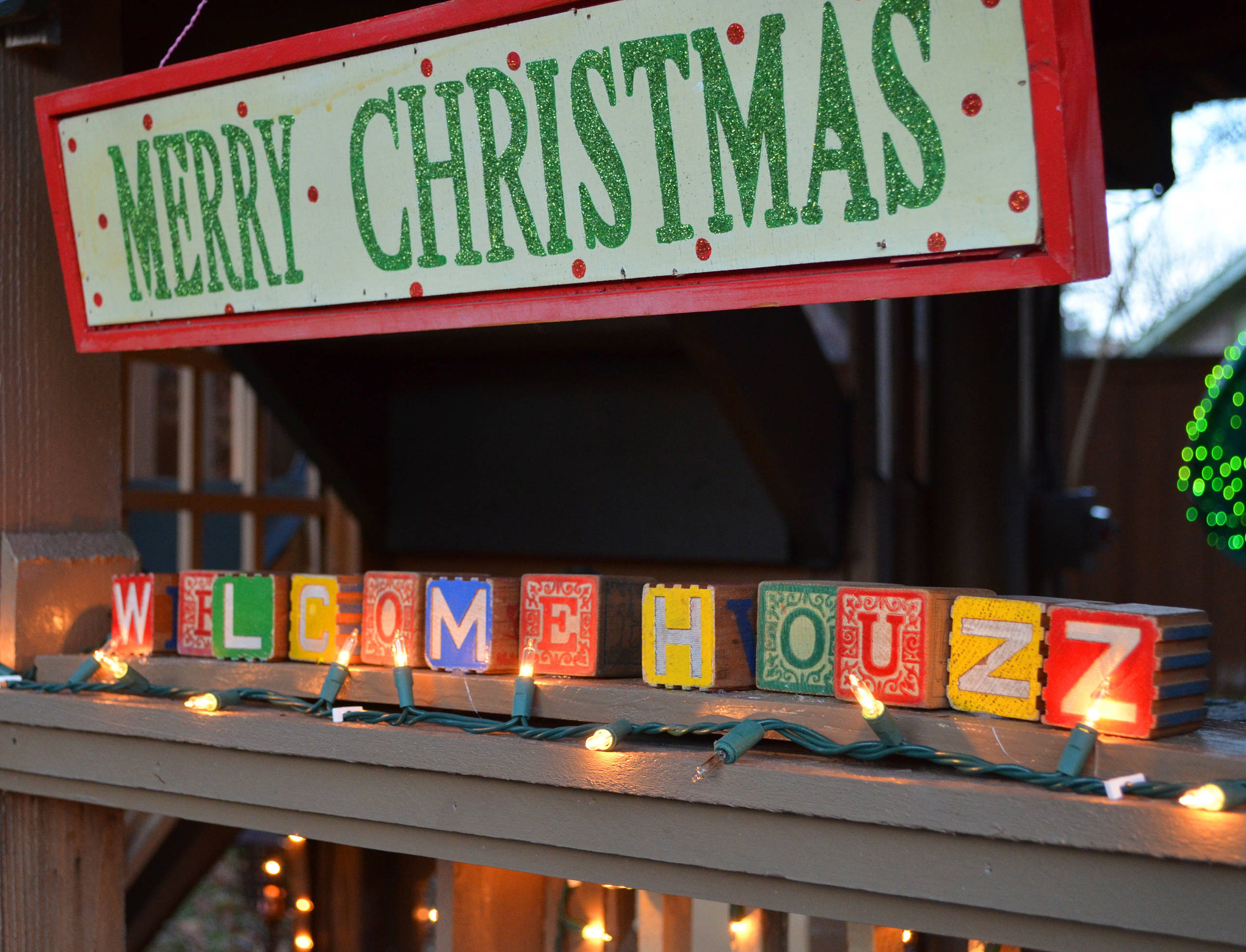 Houzz США: Волшебный дом на дереве с новогодними огнями