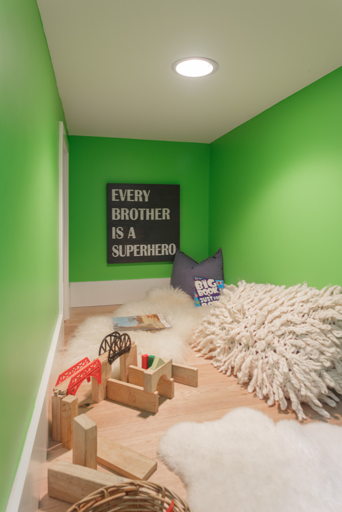 Шаг за шагом: 14 вариантов оформления пространства под лестницей