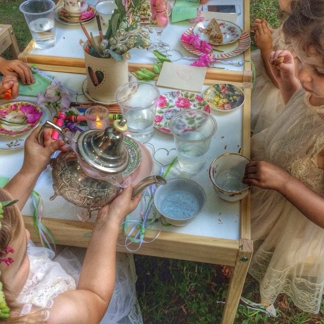 Хороший вопрос: Из какой посуды дети лучше едят