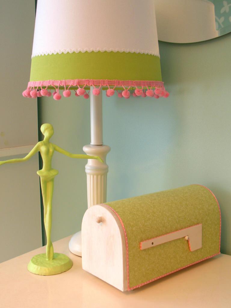 Просто повторить: Как украсить детскую помпонами