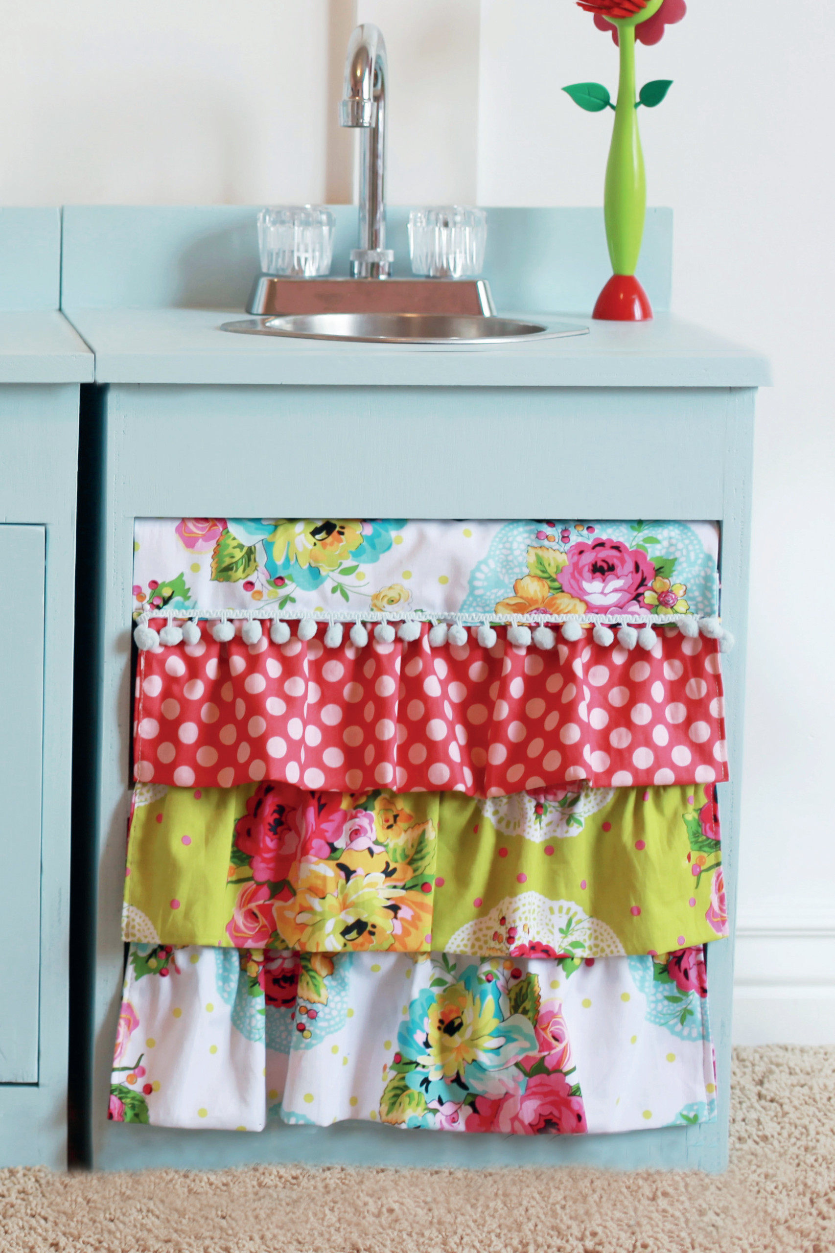 Просто повторить: Как украсить детскую помпонами