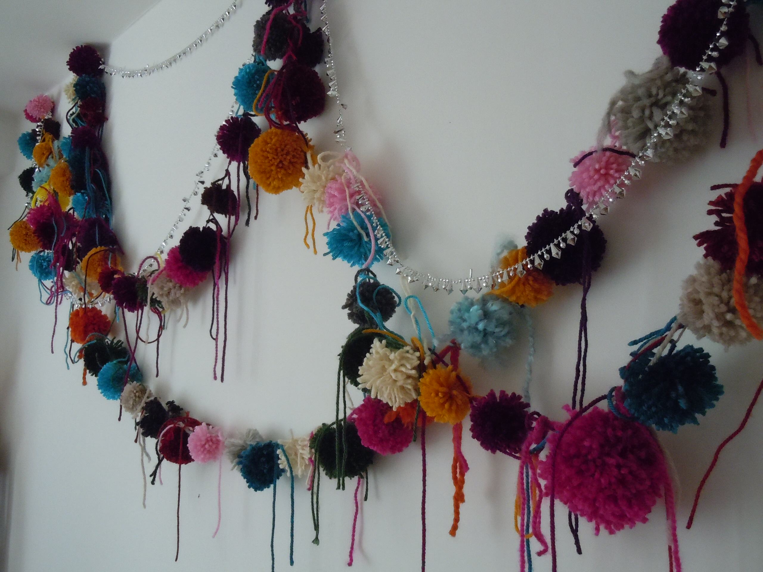 Просто повторить: Как украсить детскую помпонами