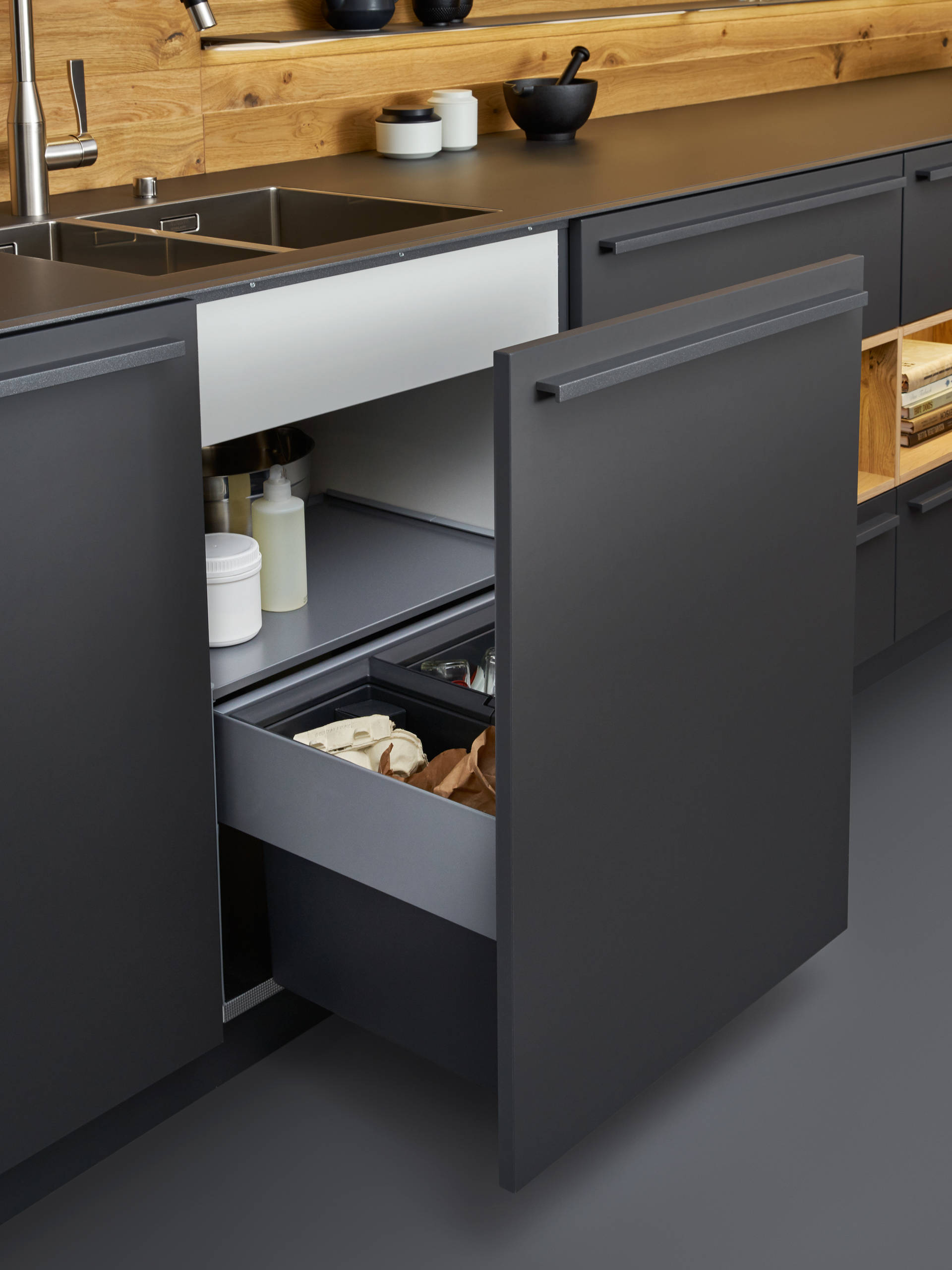 Как правильно: Организовать хранение под мойкой на кухне