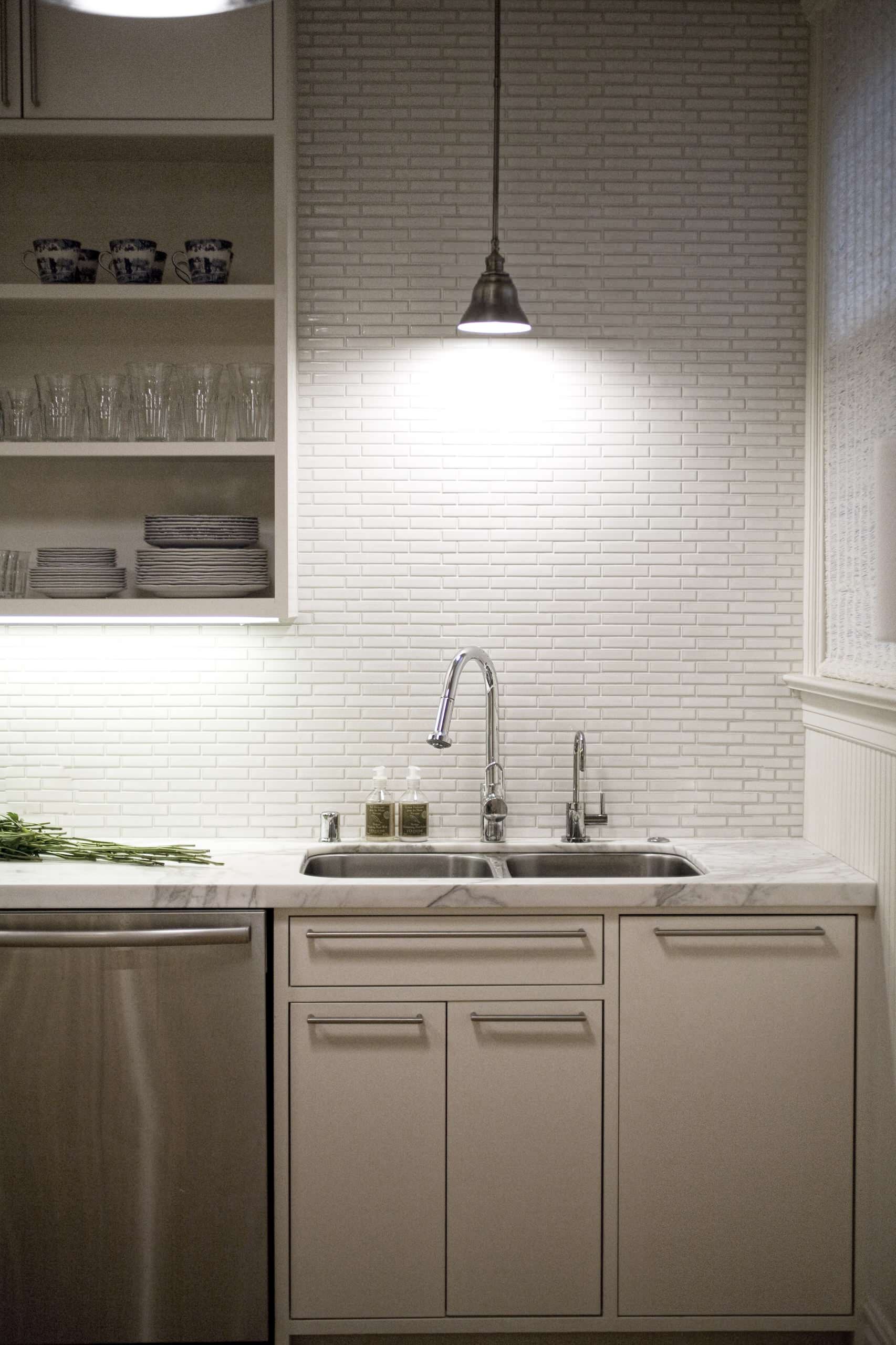 В лучшем свете: Что учесть при планировании освещения маленькой кухни