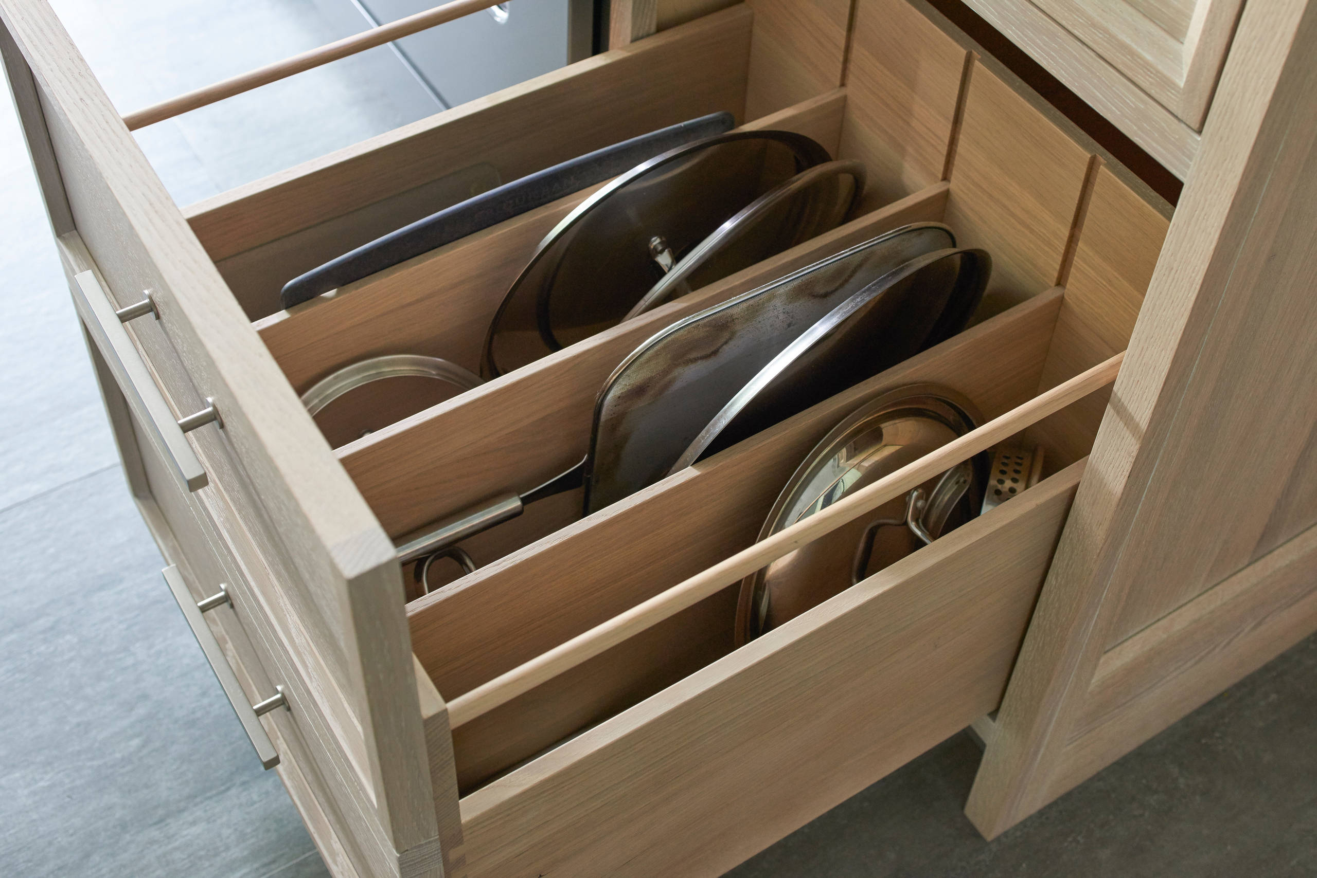 Порядок: 12 идей, где хранить крышки от кастрюль