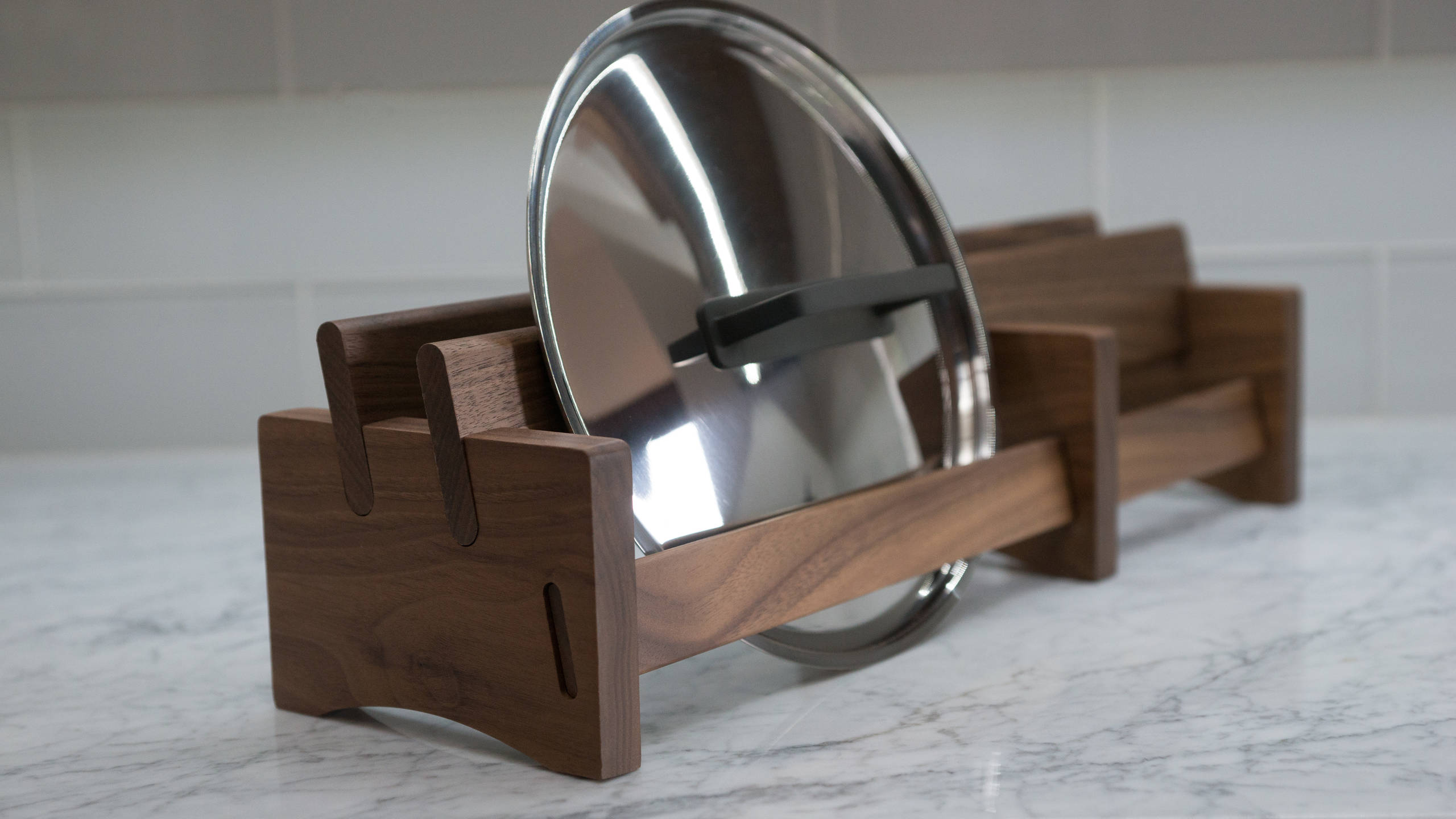 Порядок: 12 идей, где хранить крышки от кастрюль