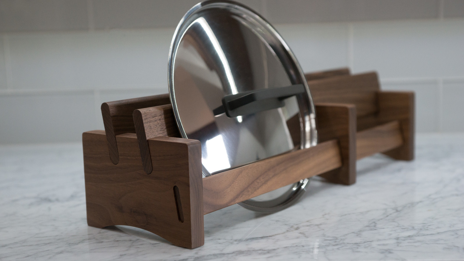 Порядок: 12 идей, где хранить крышки от кастрюль