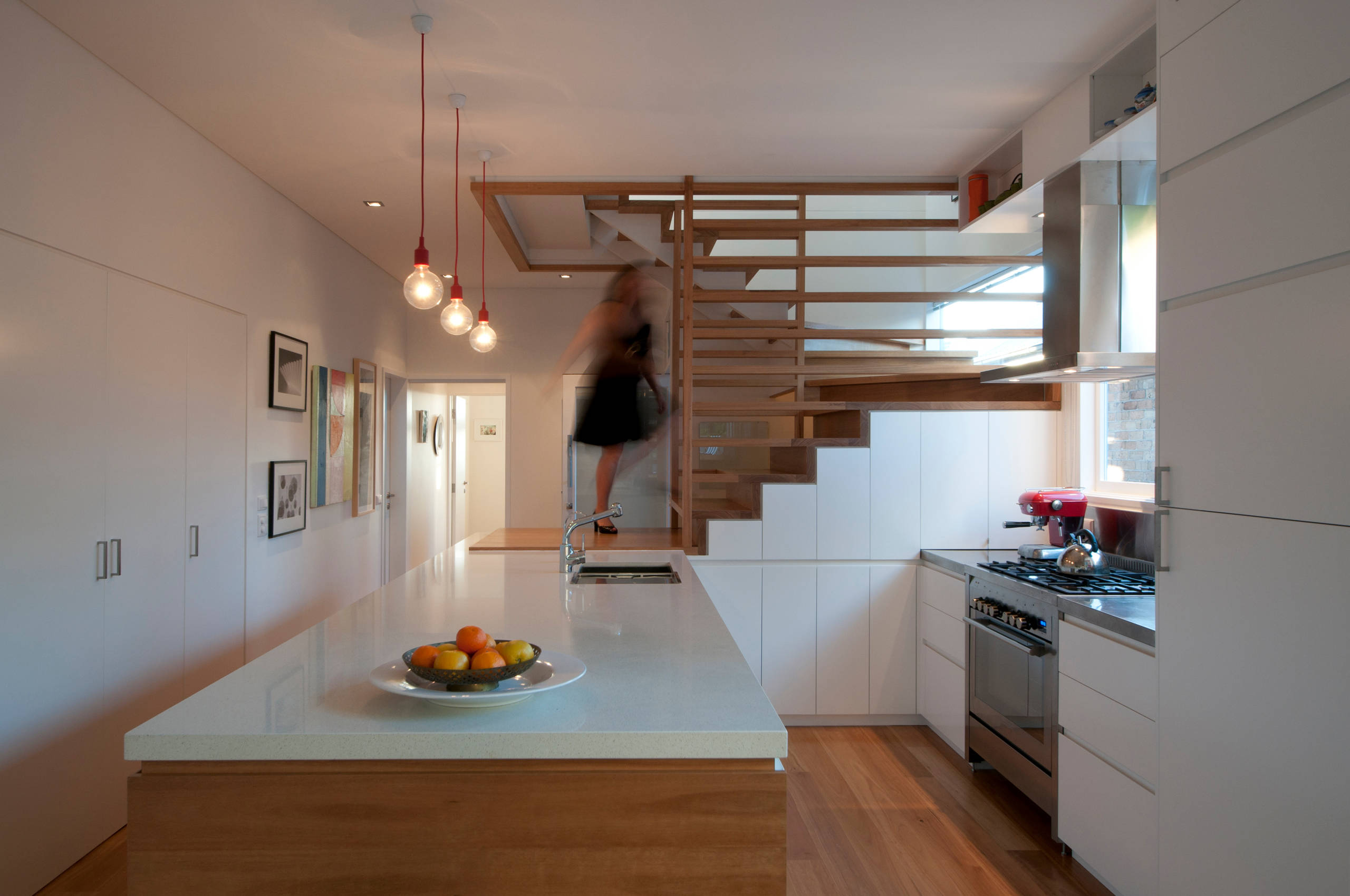 Как правильно: Как не вздрагивать от каждого шороха, если вы один дома