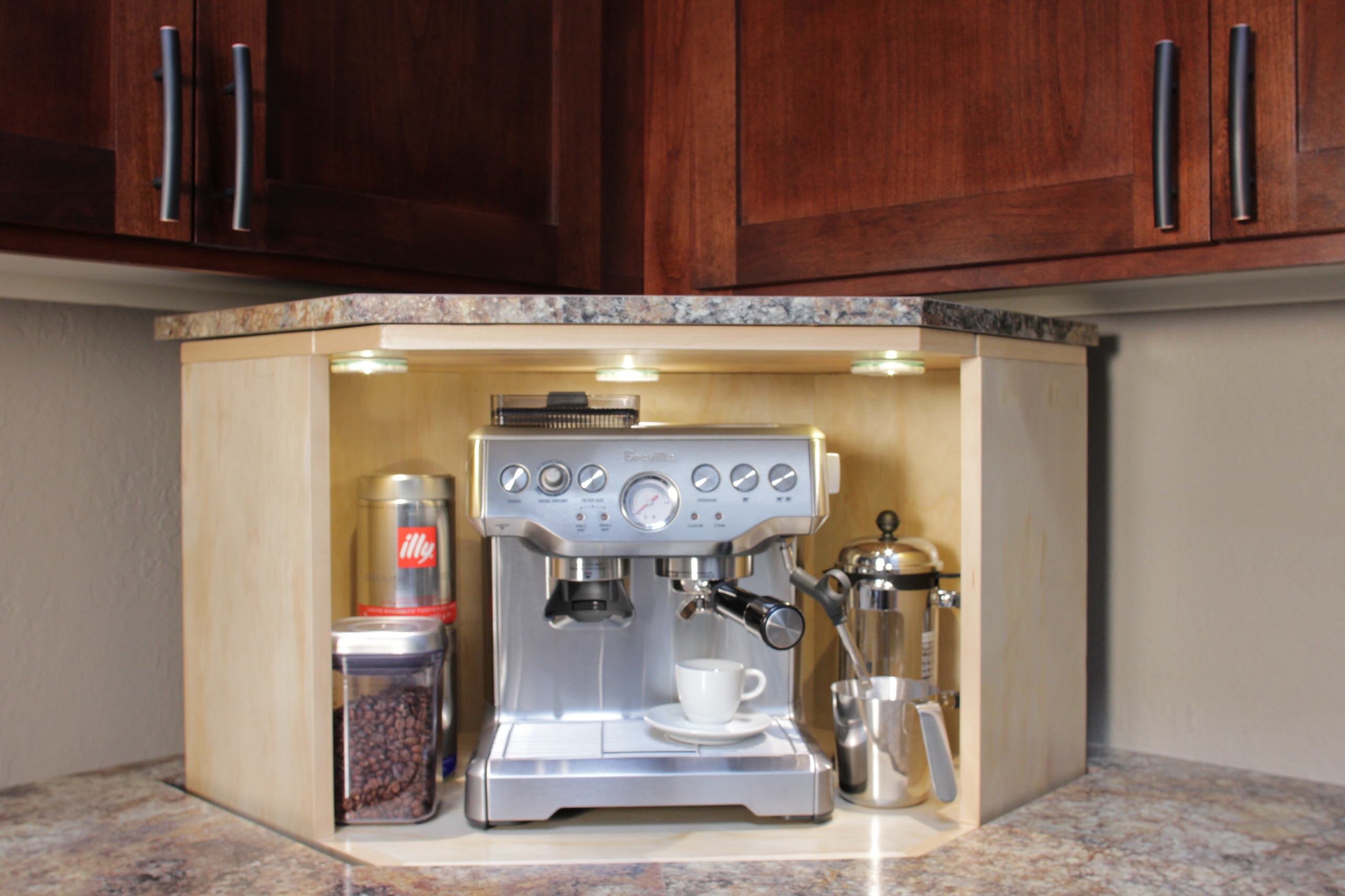 Так можно: Гараж для чайника и прочих кухонных машин