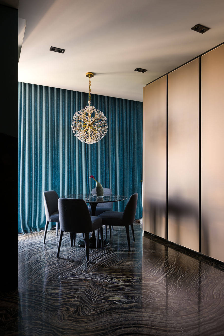 Houzz Украина: Квартира для семьи, которой наскучил бежевый