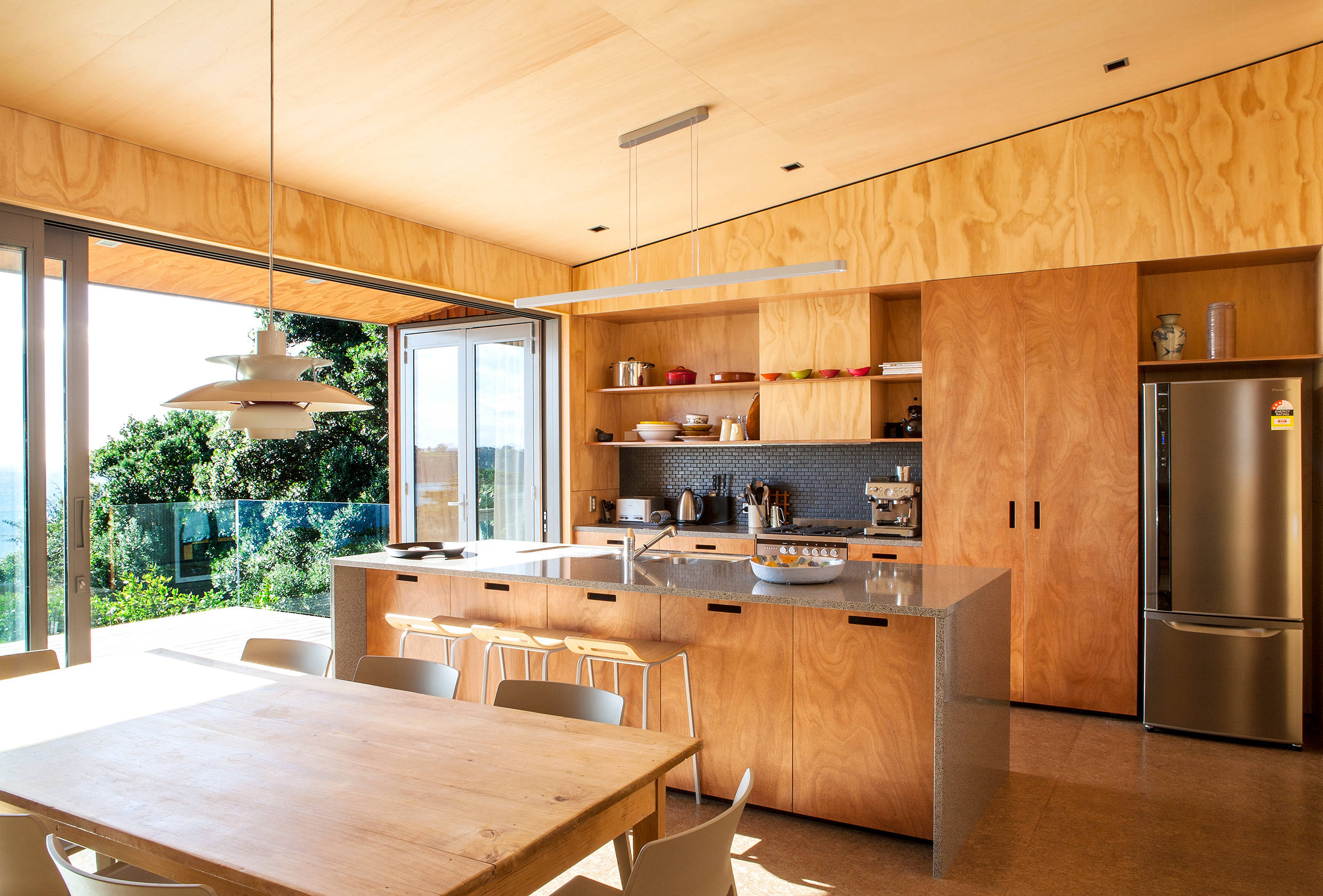 Houzz Новая Зеландия: Дом на скале под раскидистым деревом