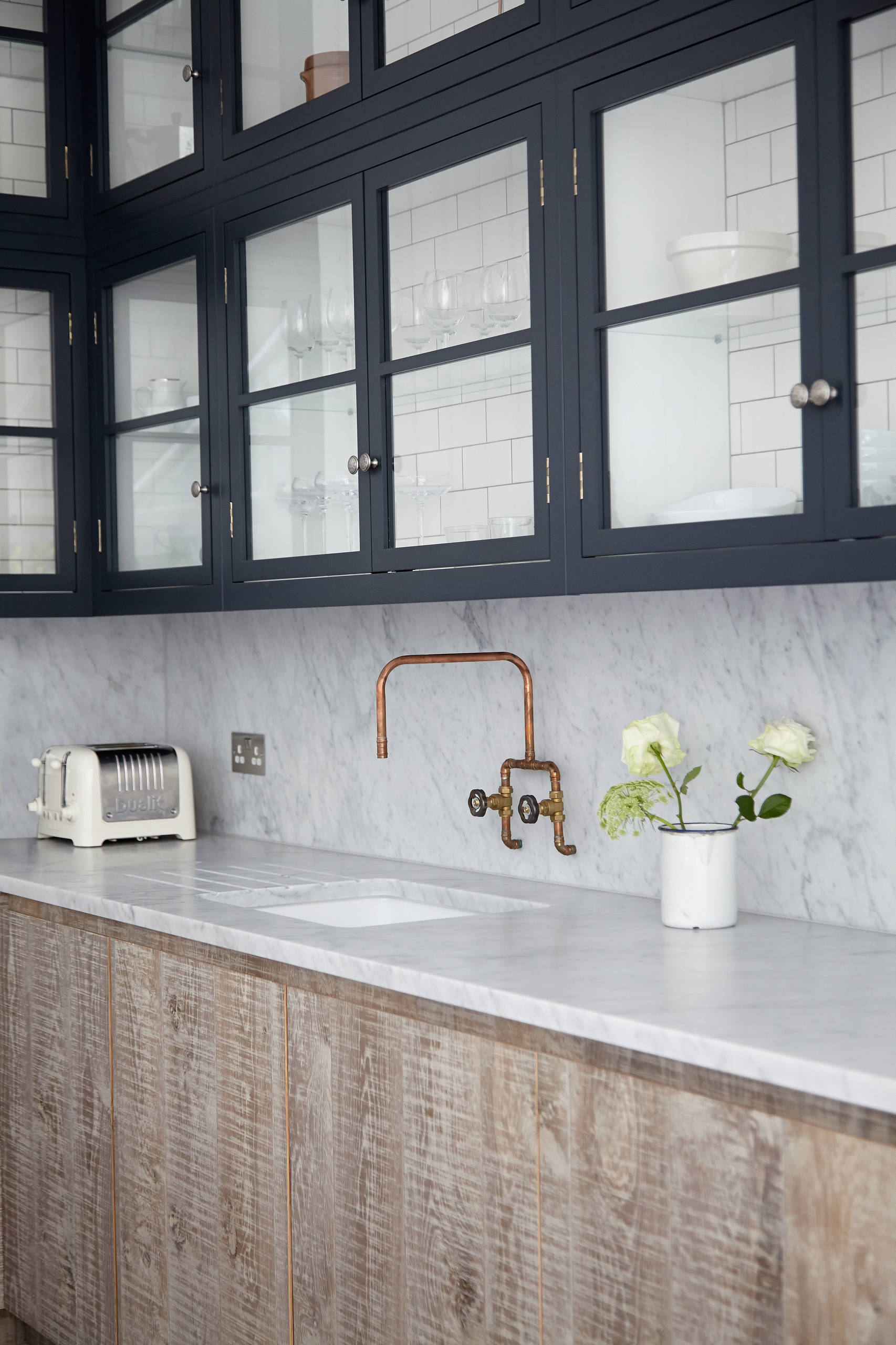 Кухня недели: Мрамор на стенах, половая доска на фасадах