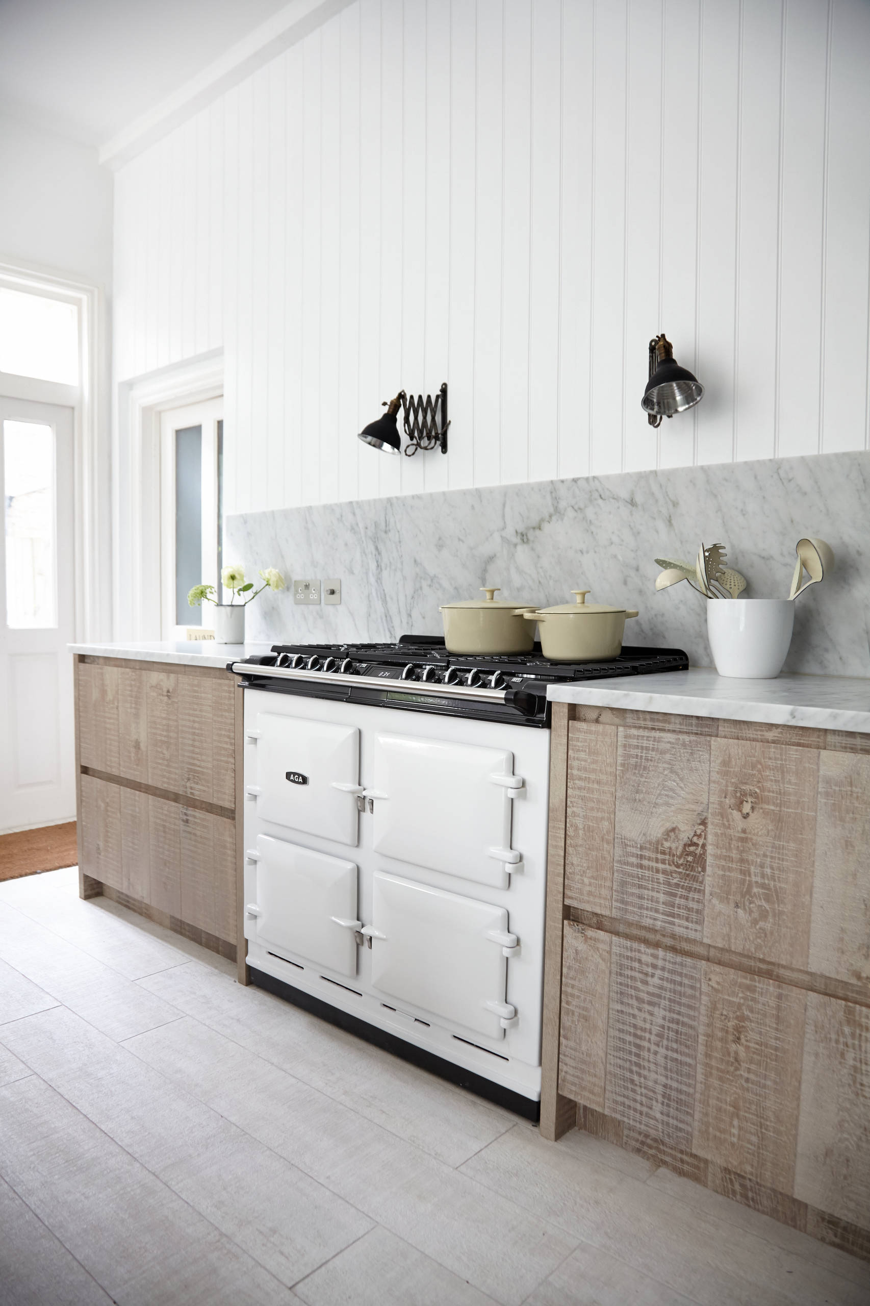 Кухня недели: Мрамор на стенах, половая доска на фасадах