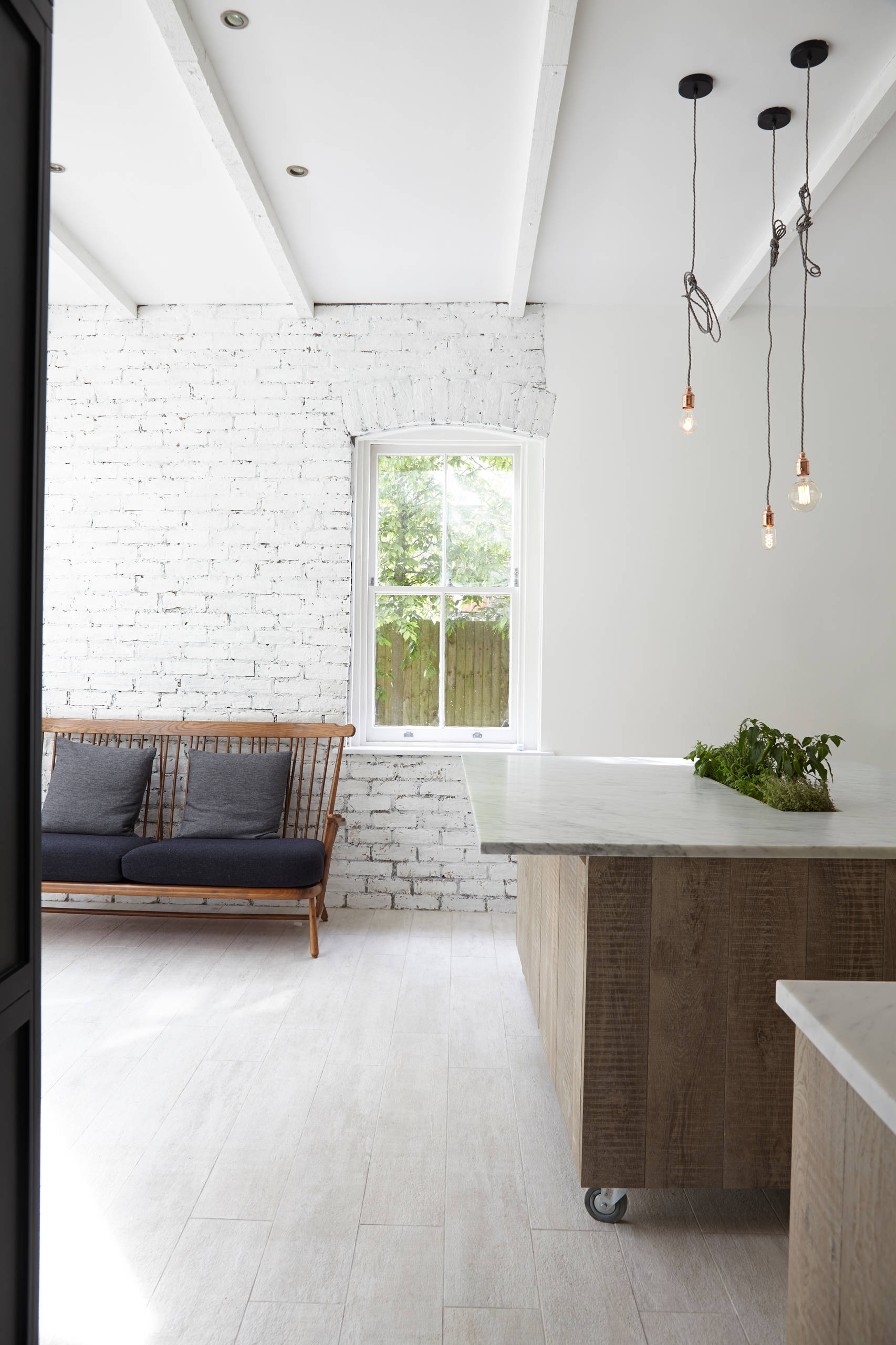 Кухня недели: Мрамор на стенах, половая доска на фасадах