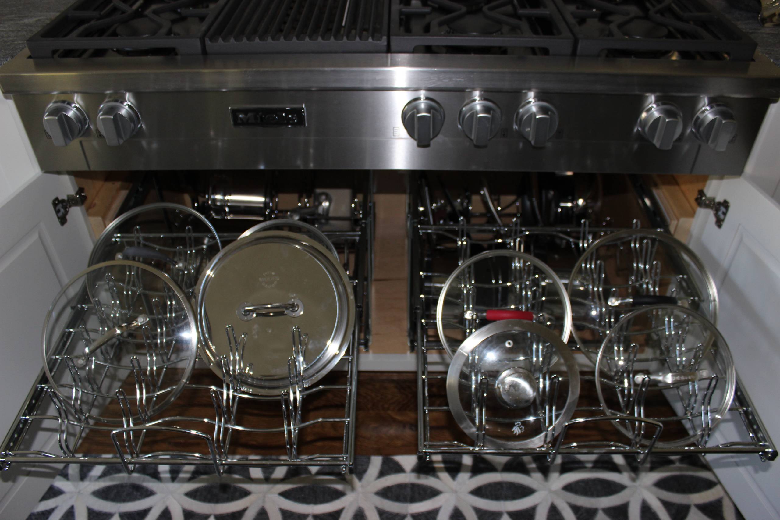 Порядок: 12 идей, где хранить крышки от кастрюль