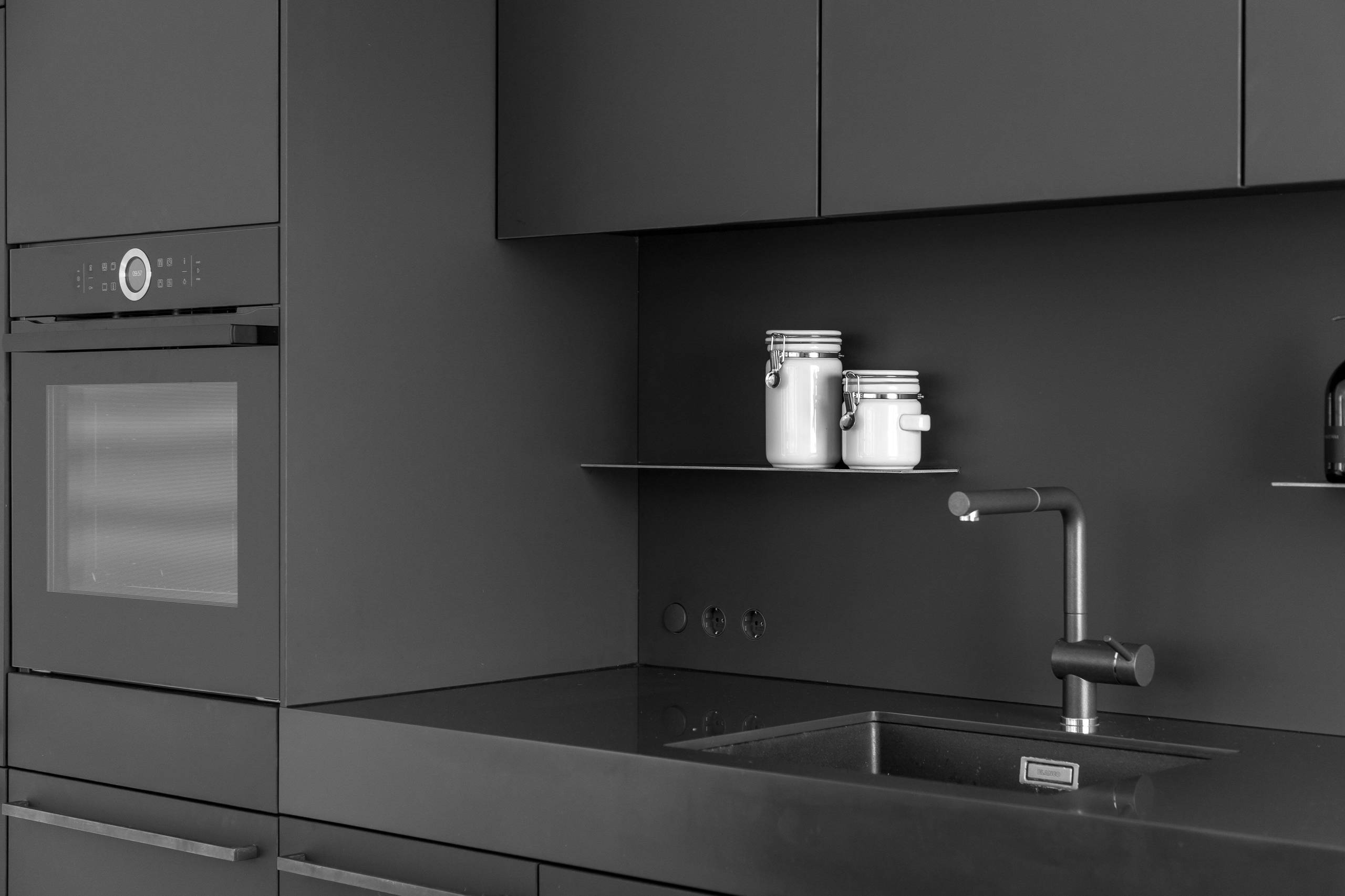 Проект недели: Черная-черная кухня для молодой пары