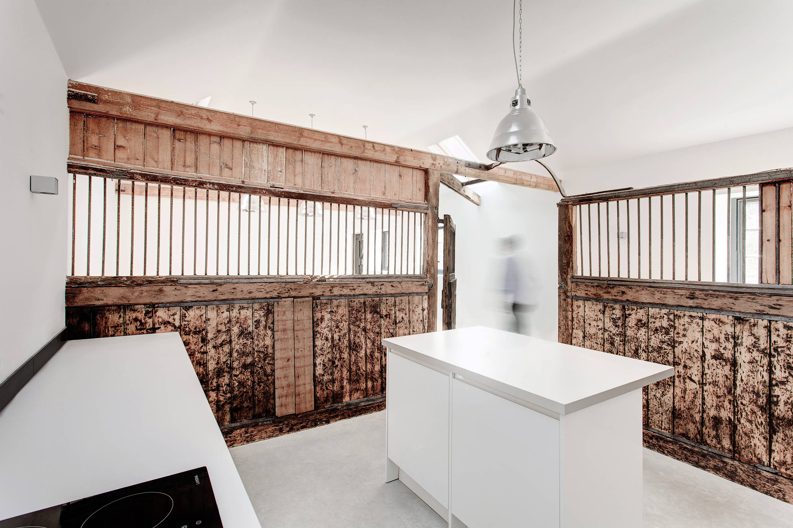 Houzz Британия: Как превратить конюшню в минималистичный гостевой домик