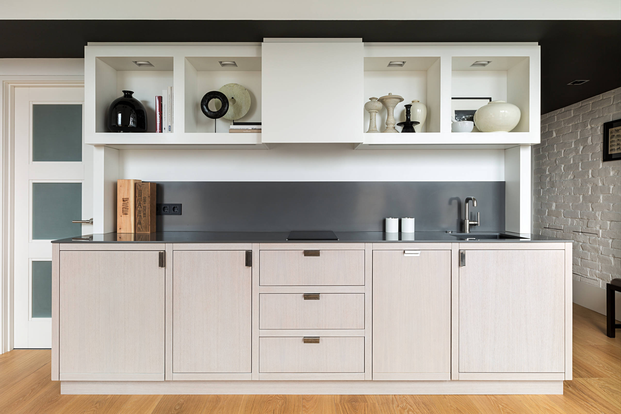 Houzz тур: Мансарда в белых тонах с антресольным этажом