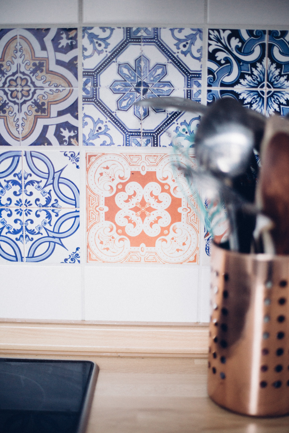 Вопрос: Как обновить фартук, не сбивая плитку