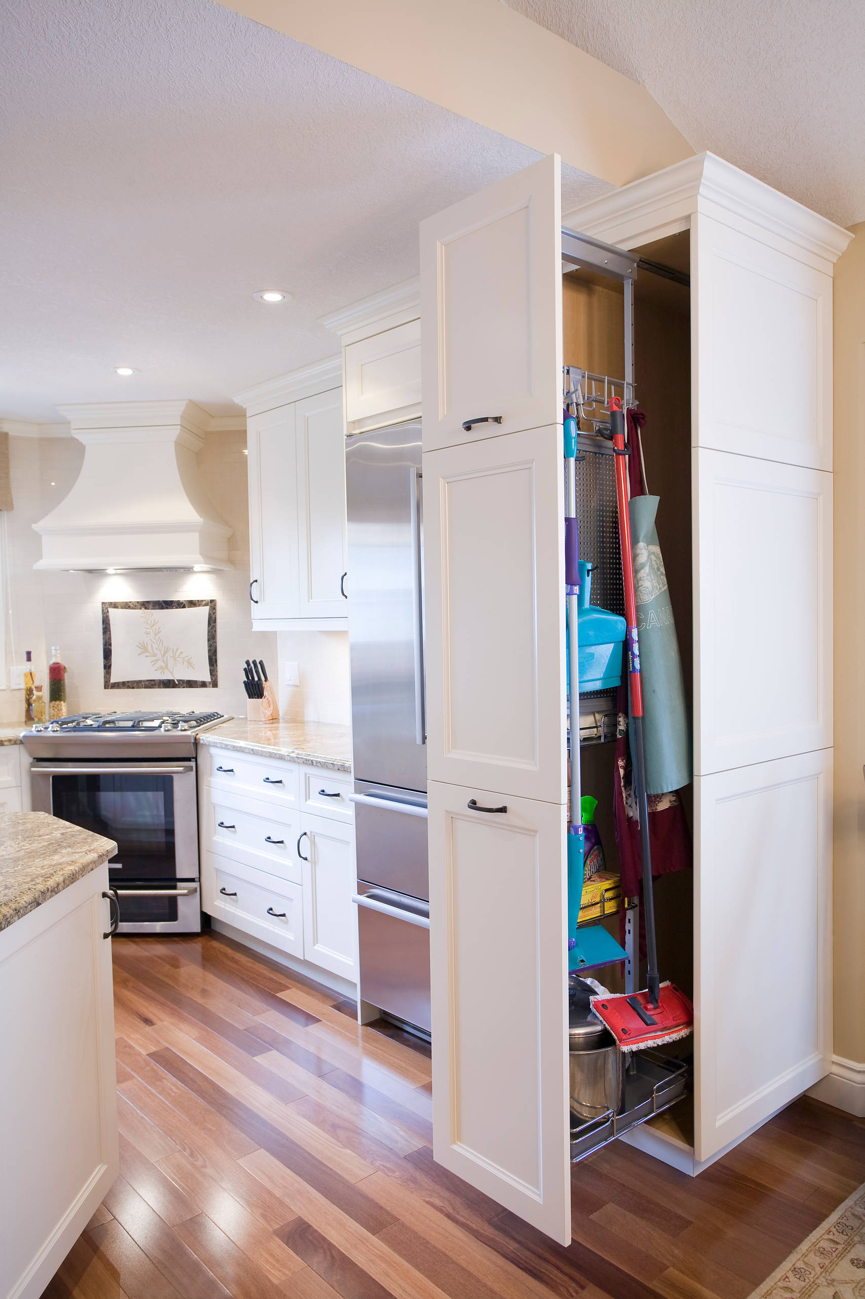 Хороший вопрос: Куда прятать швабру, пылесос и средства для уборки?