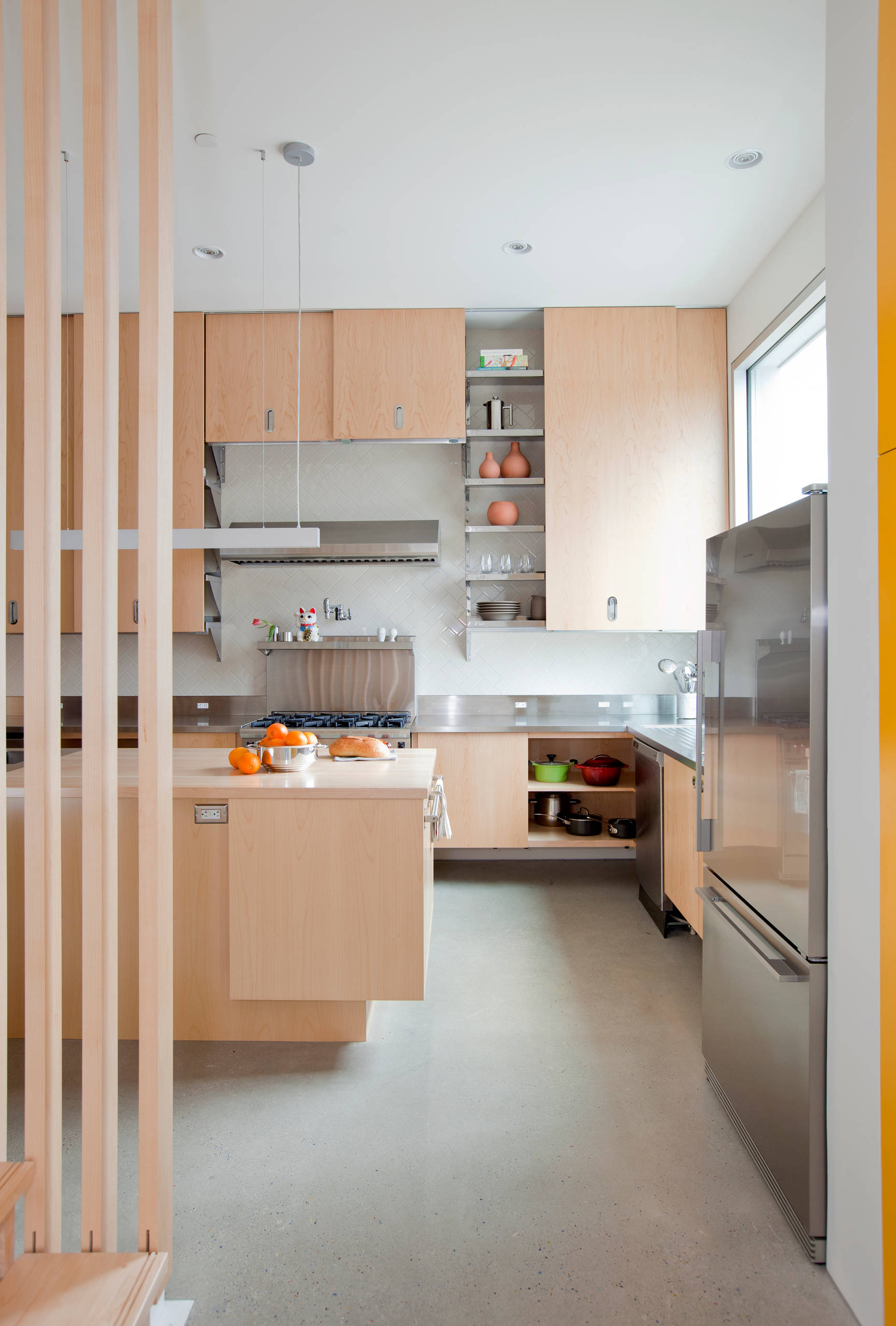 Houzz Канада: Современный дом c яркими акцентами для большой семьи