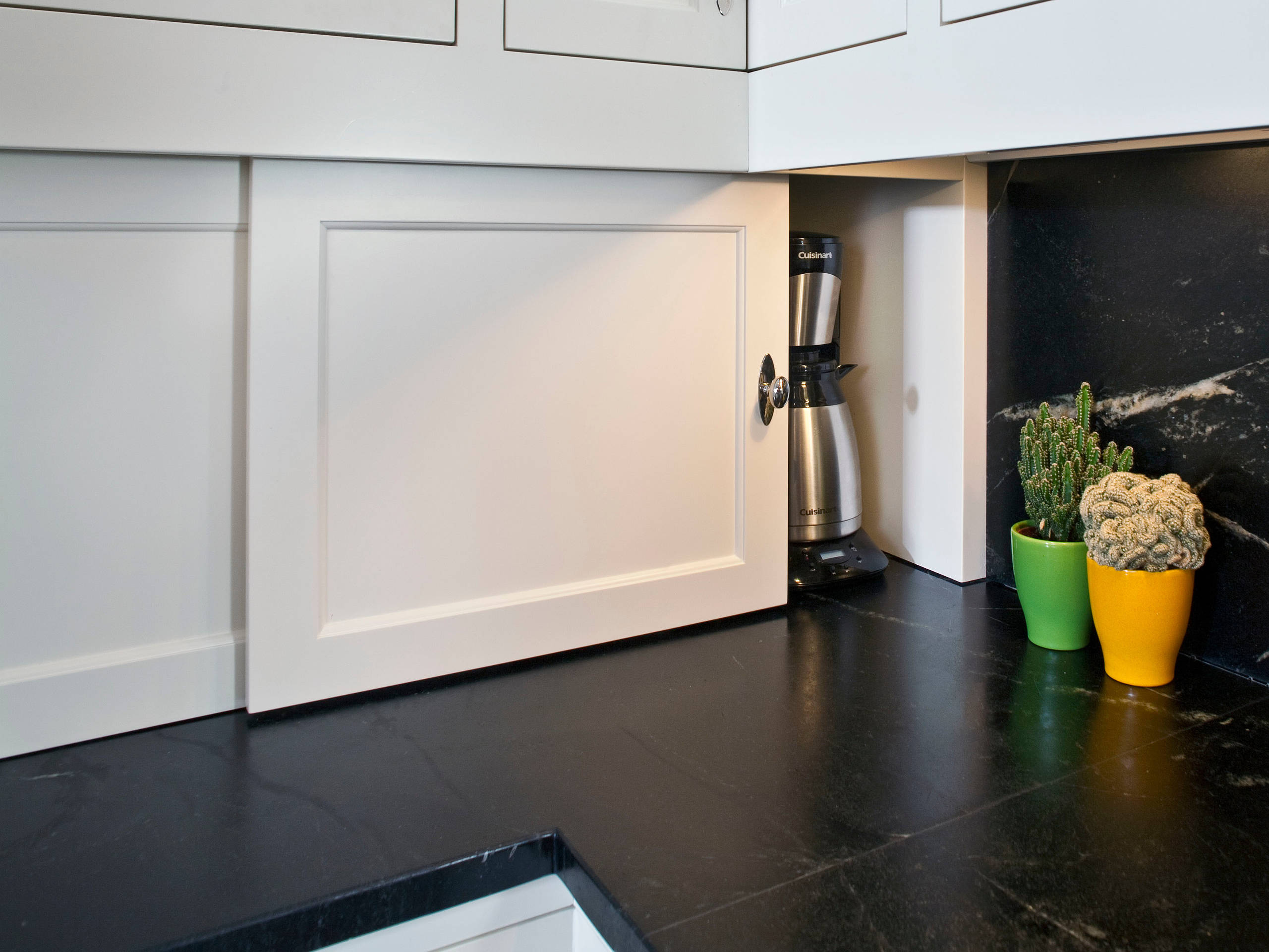 Так можно: Гараж для чайника и прочих кухонных машин