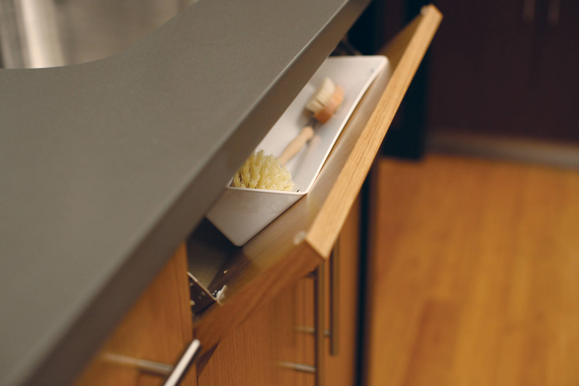 Хороший вопрос: Куда прятать швабру, пылесос и средства для уборки?