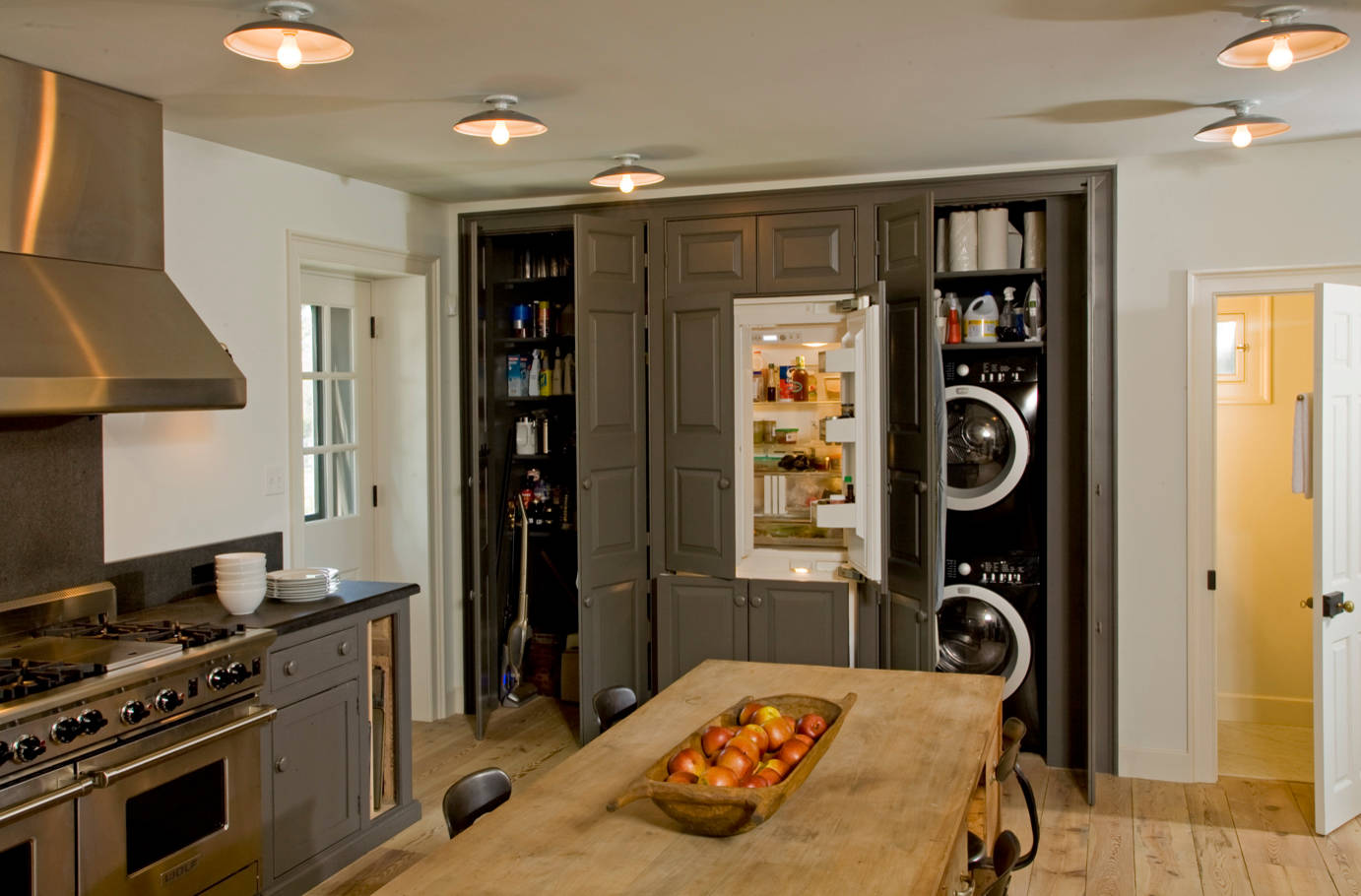 Хороший вопрос: Куда прятать швабру, пылесос и средства для уборки?