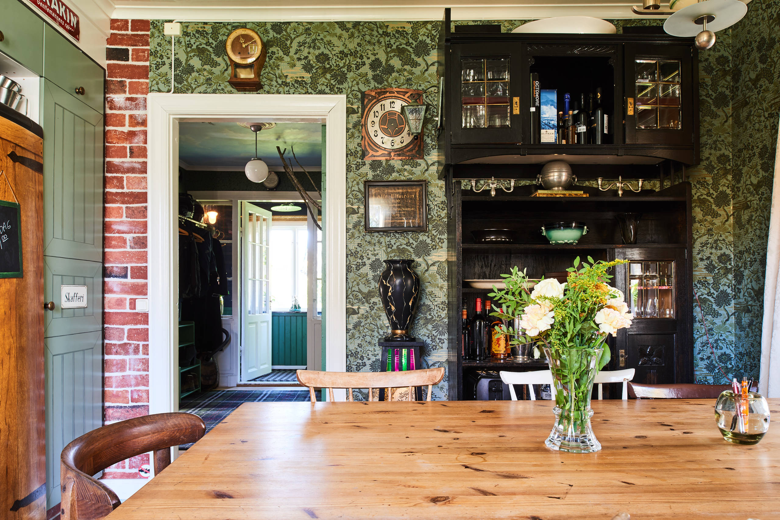 Houzz Швеция: Дом с картинами на... потолке