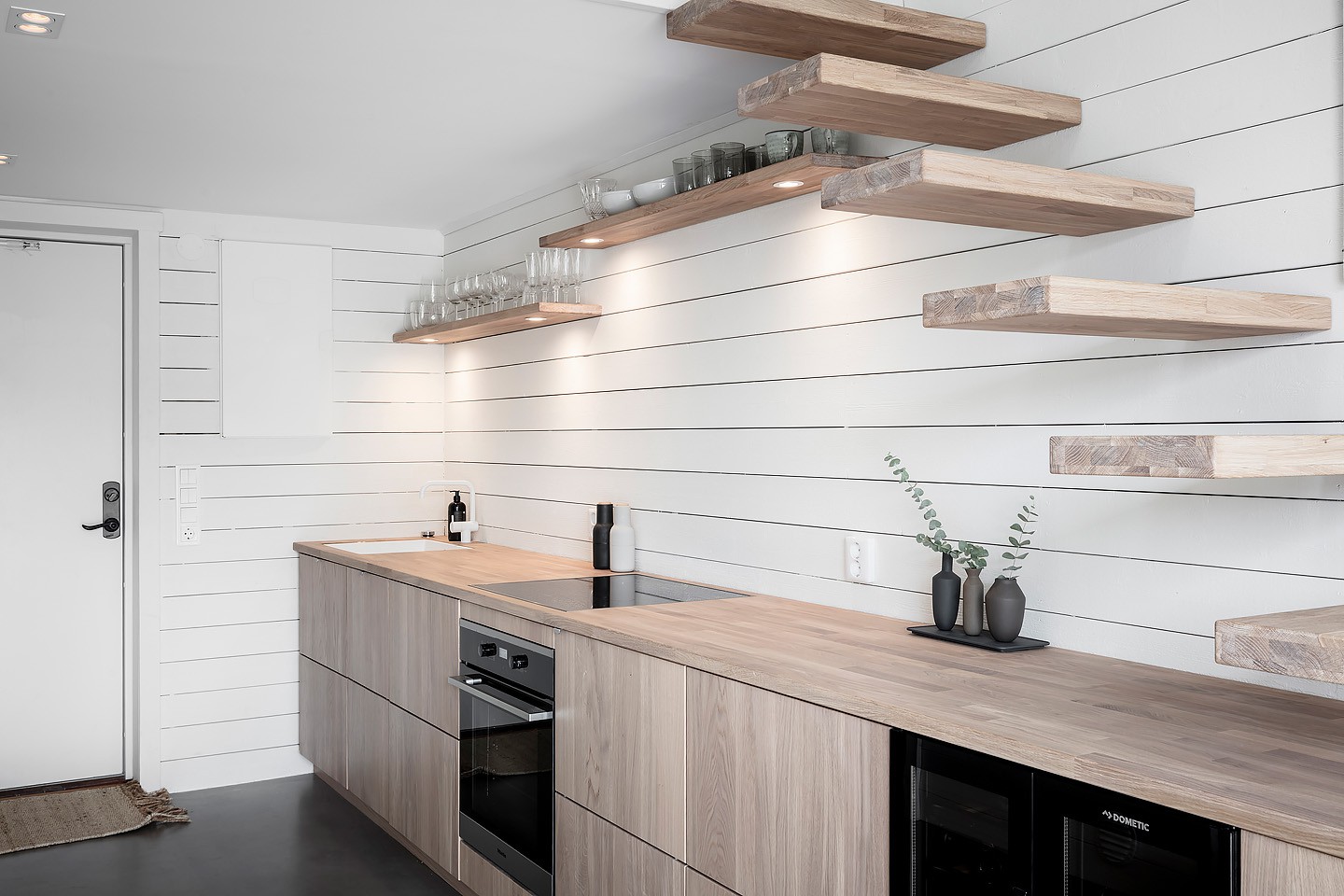 Houzz Швеция: Микростудия 20 кв.м — с сауной и огромным столом