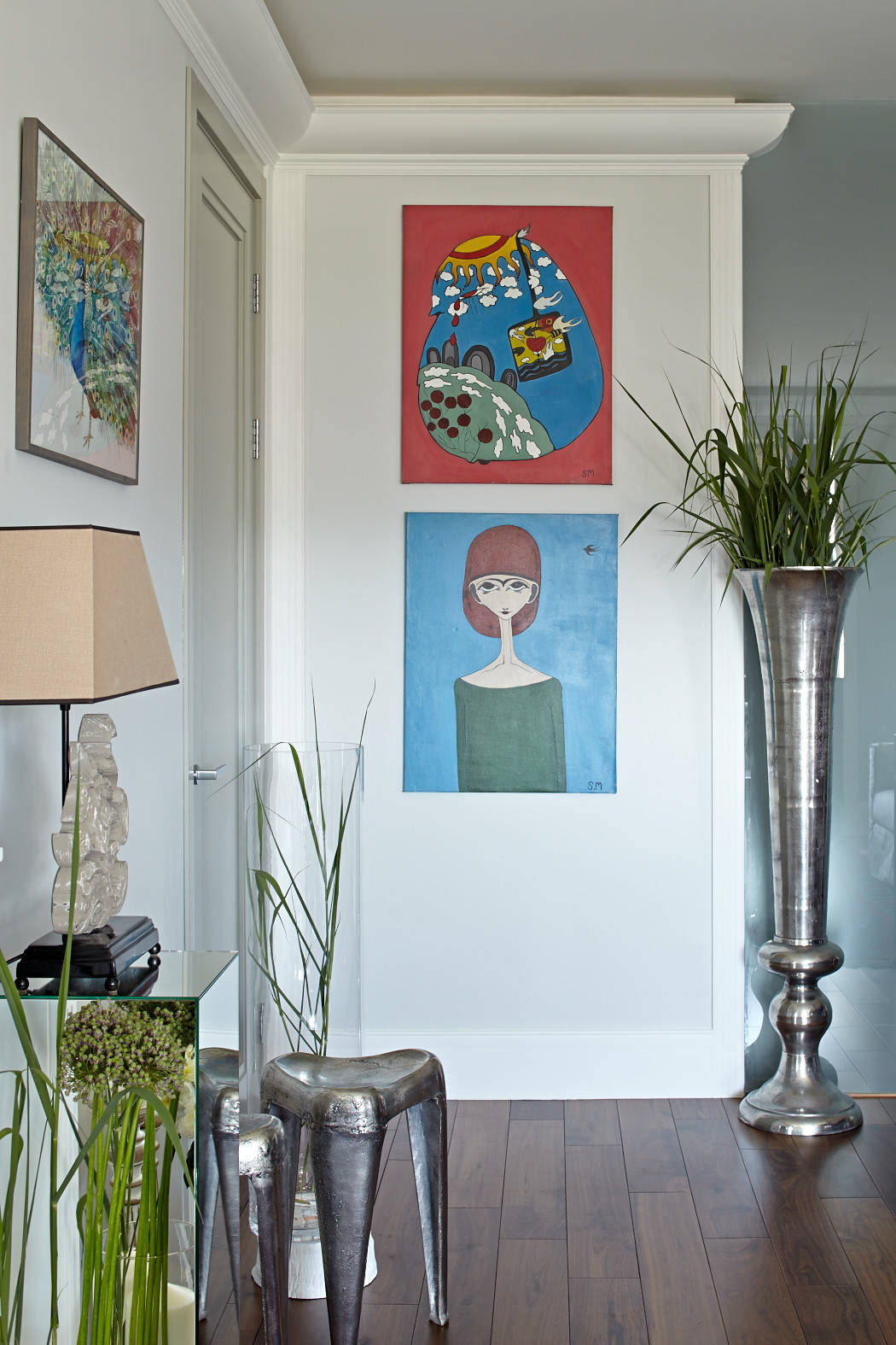 Houzz тур: Квартира с современной живописью и высокими вазами