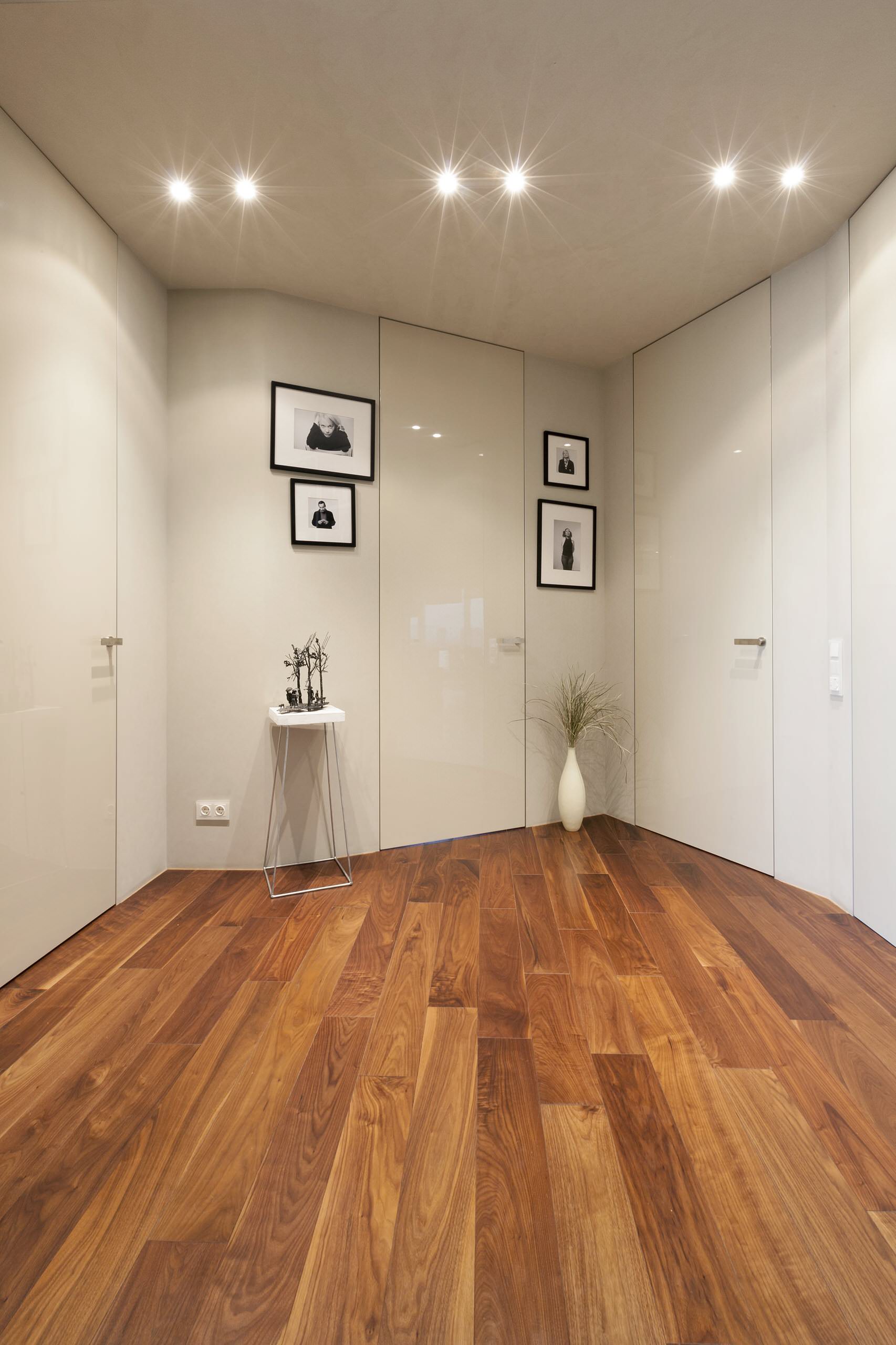 Houzz тур: Лаконичный интерьер с галькой и дизайнерской мебелью