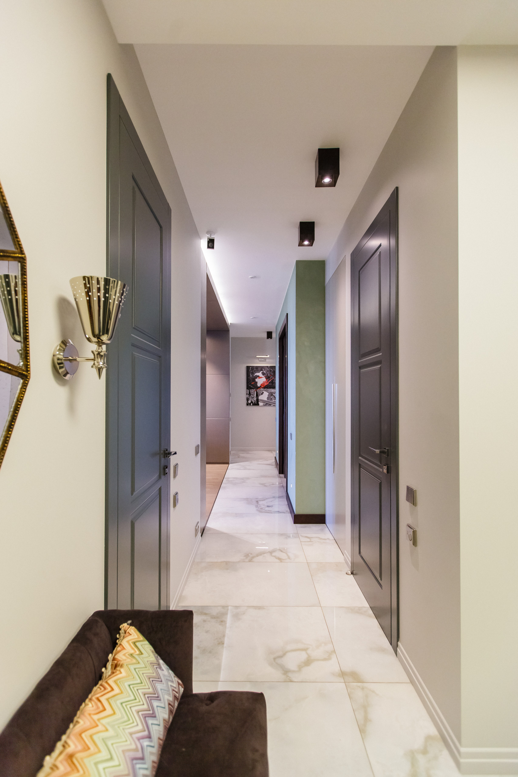 Houzz тур: Кашпо Родриго и керамогранит в спальне для молодой семьи