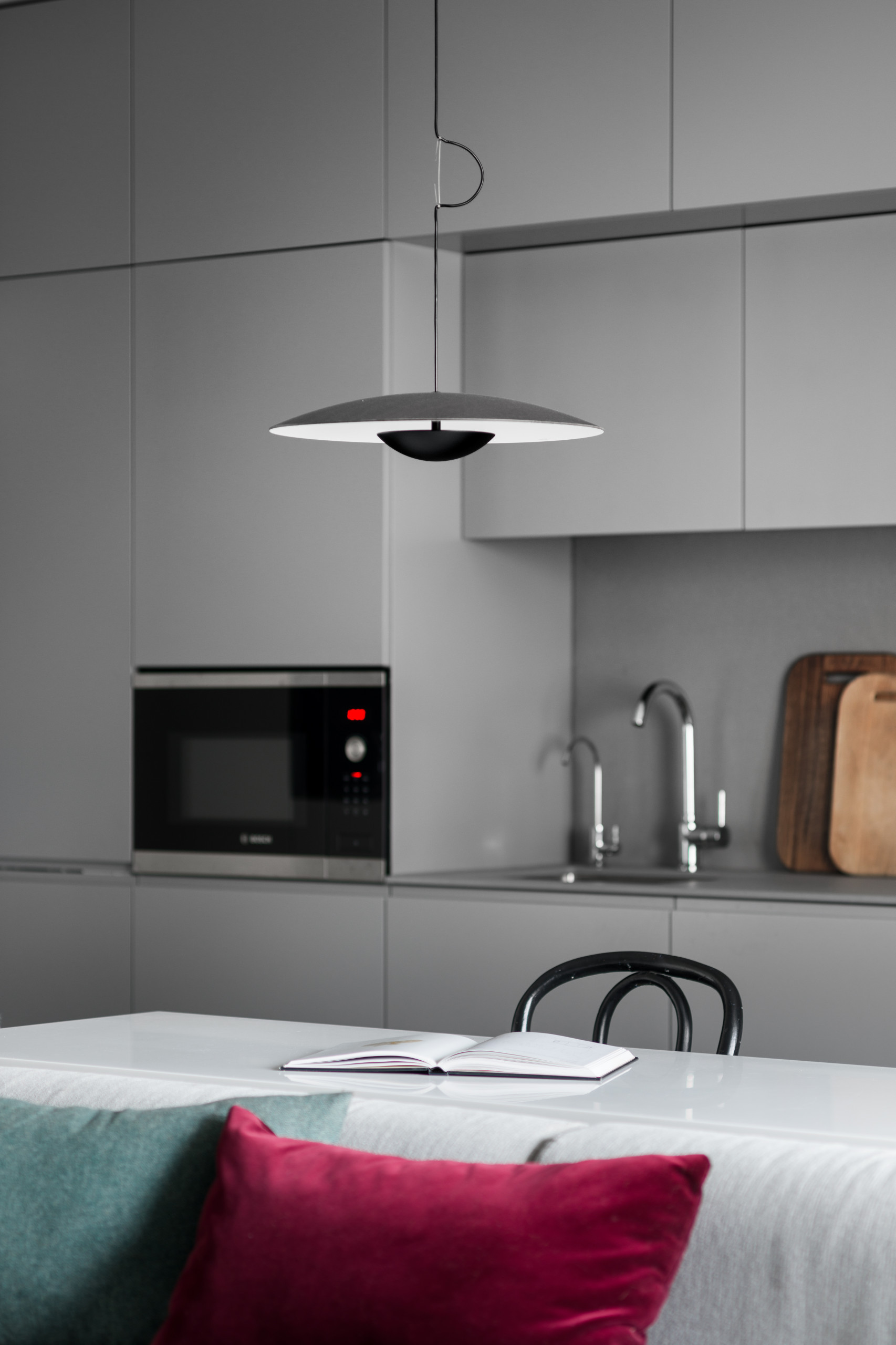 Houzz Украина: Функциональная квартира для девушки с двумя котами