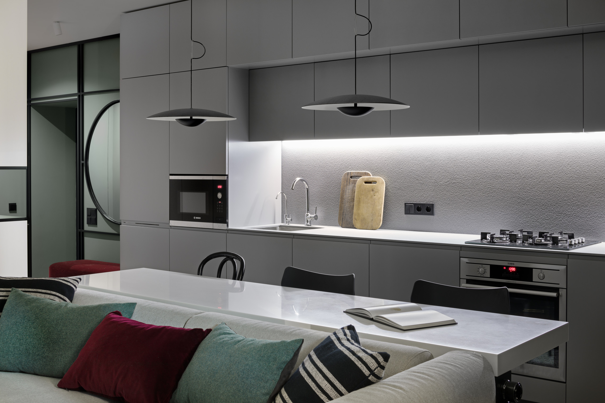 Houzz Украина: Функциональная квартира для девушки с двумя котами