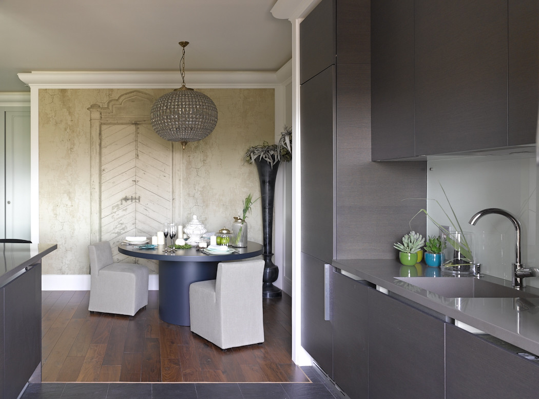 Houzz тур: Квартира с современной живописью и высокими вазами