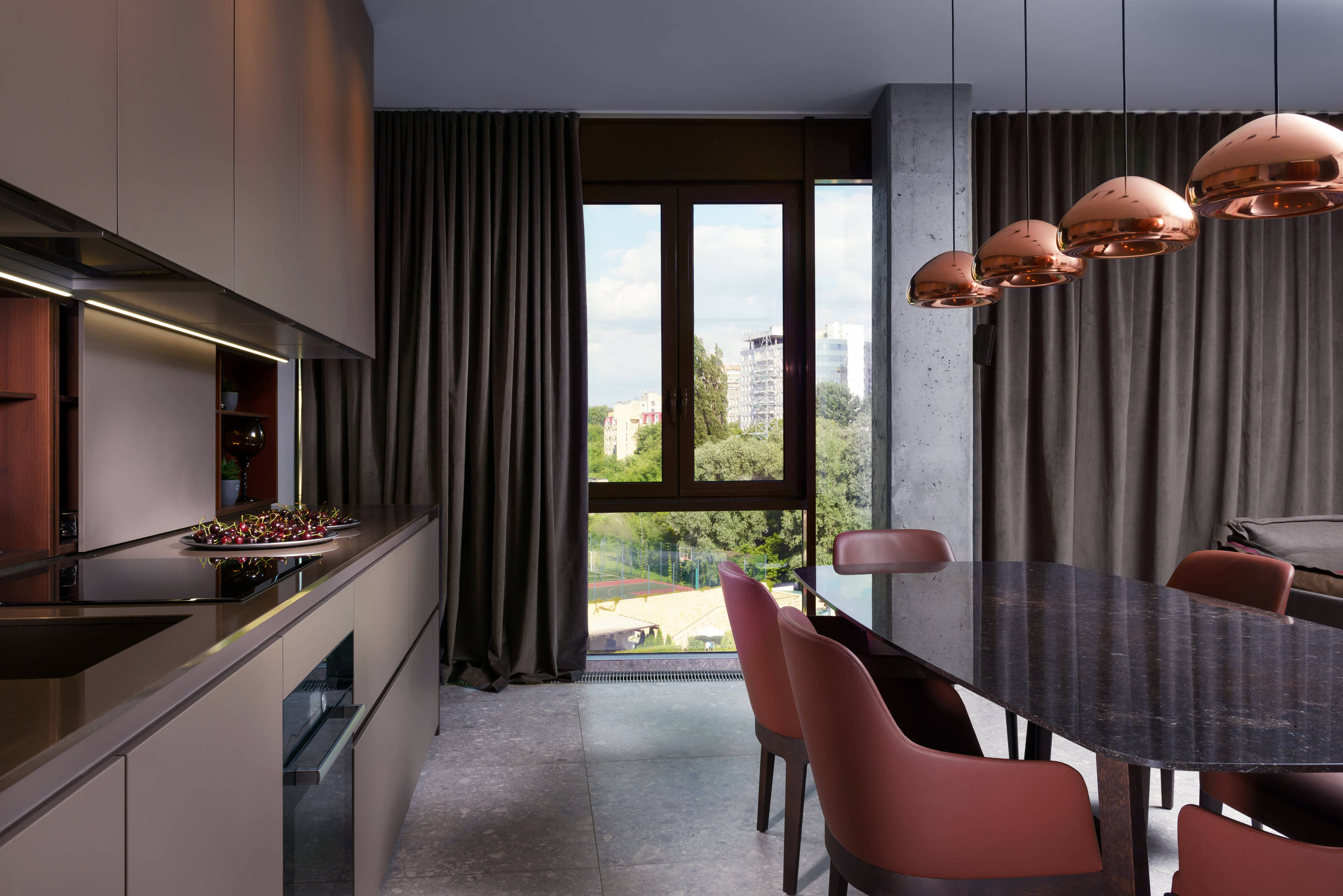 Houzz Украина: Мужская квартира с радиусной стеной