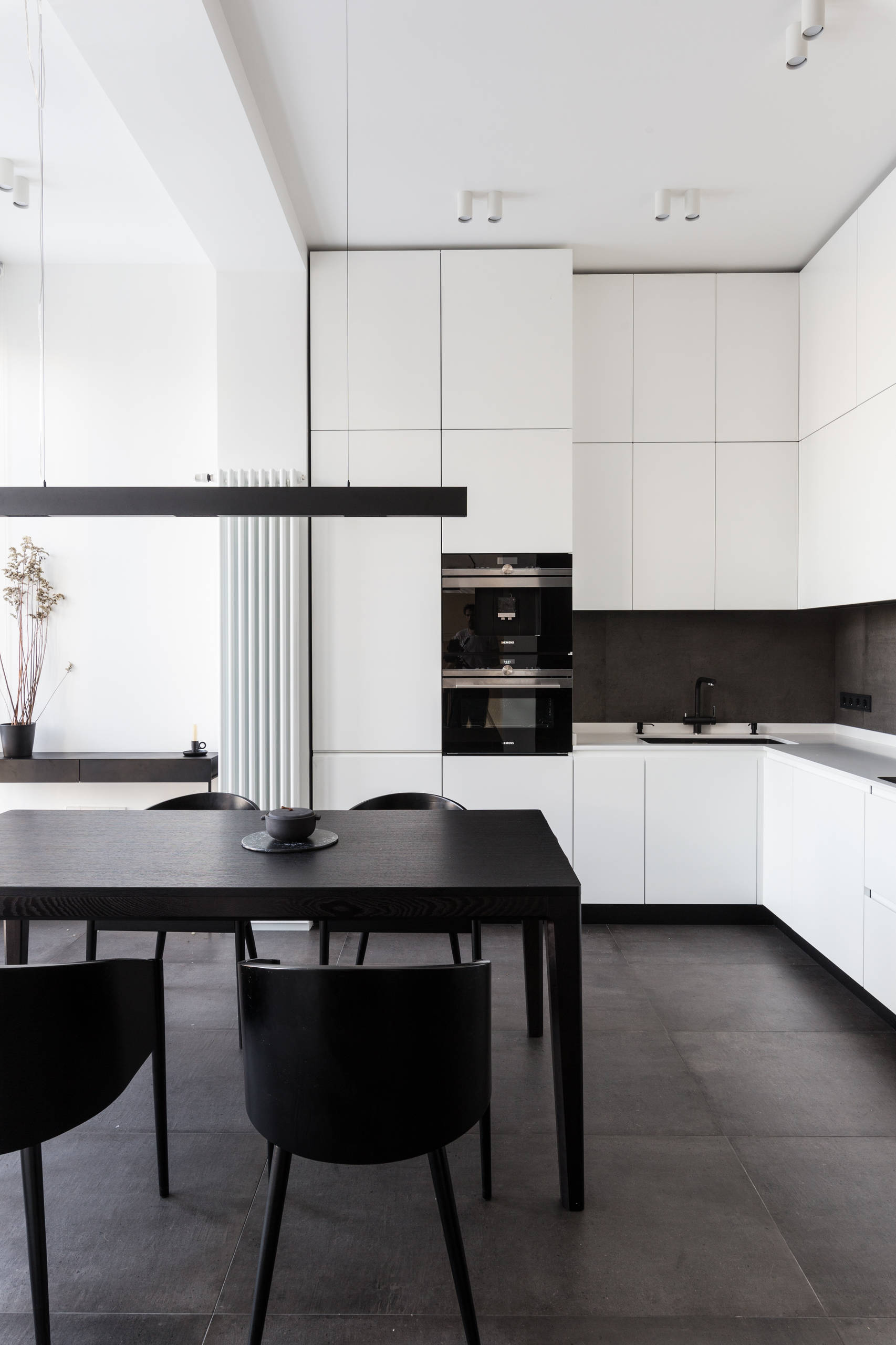 Houzz тур: Квартира с чёрной спальней и прозрачным санузлом