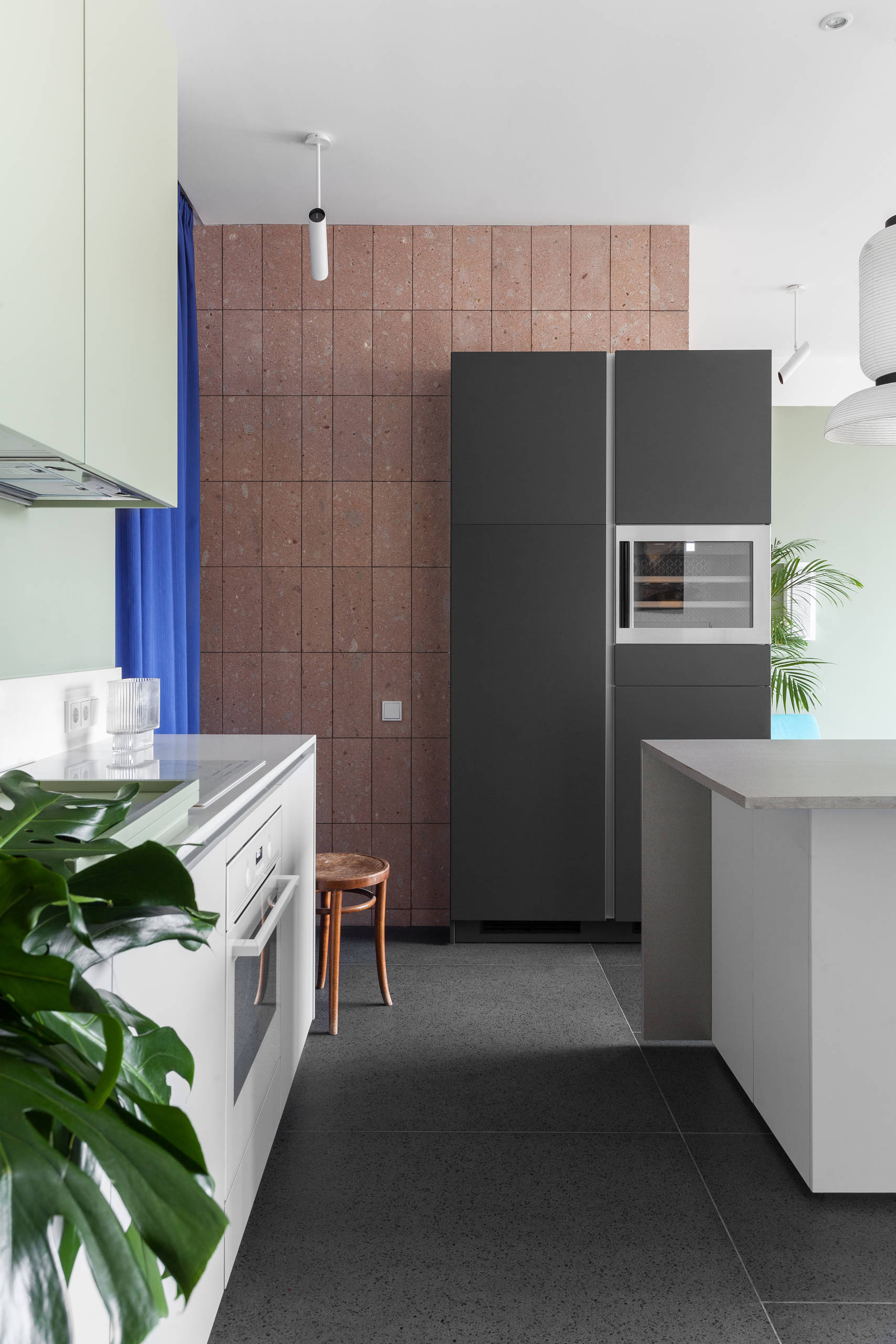 Houzz тур: Квартира в духе 1970-х — с розовым туфом и винтажем