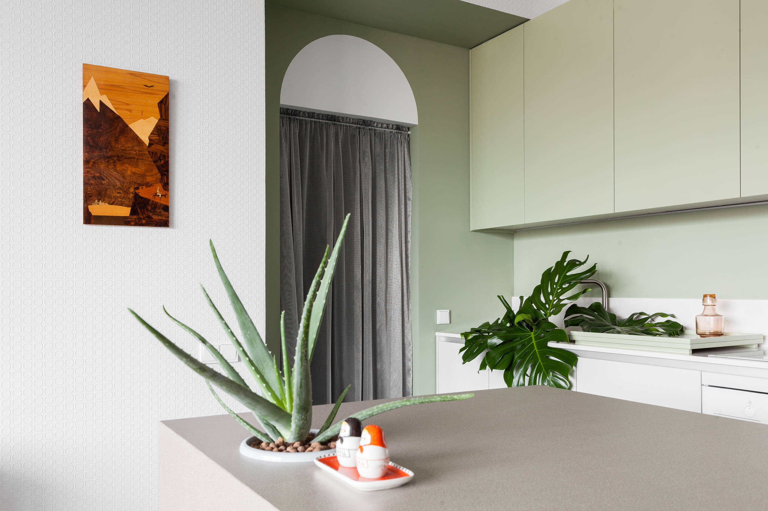 Houzz тур: Квартира в духе 1970-х — с розовым туфом и винтажем