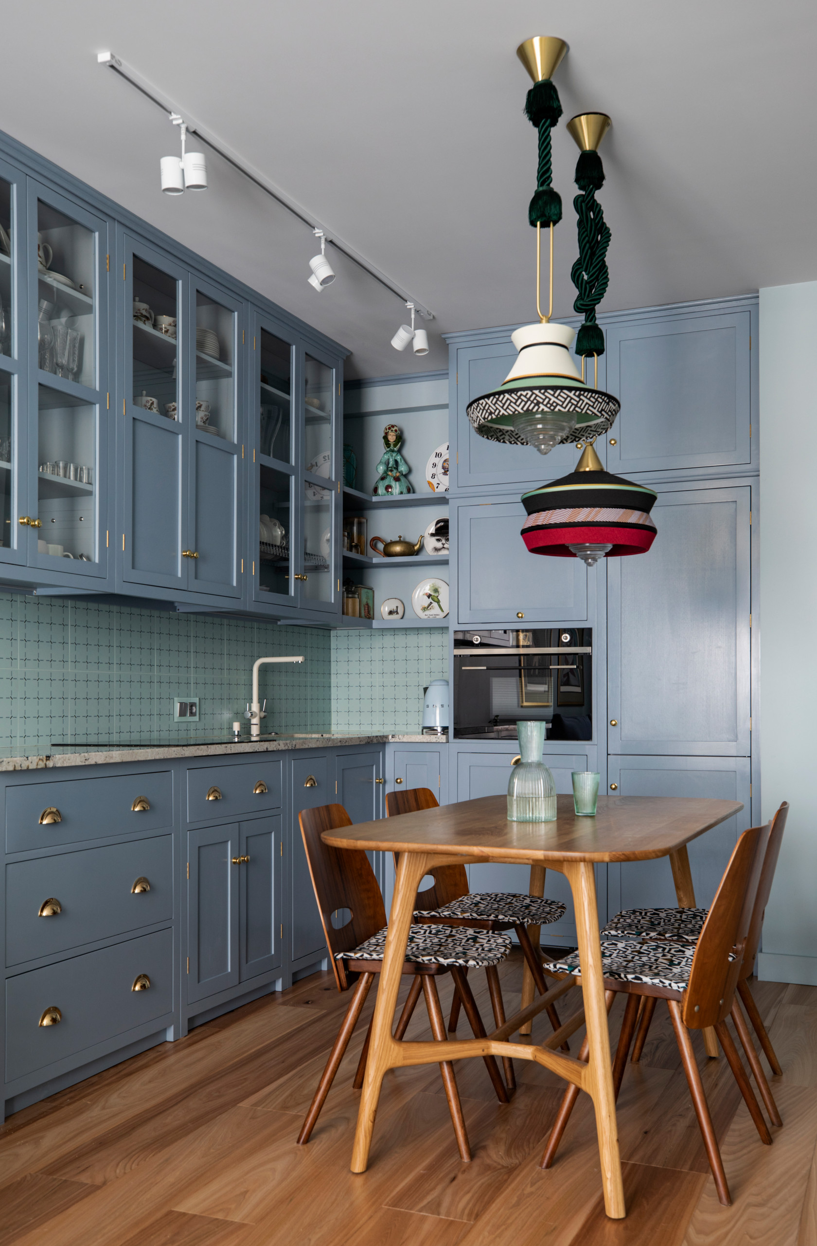 Проект недели: Синяя кухня с винтажными предметами и зайцем