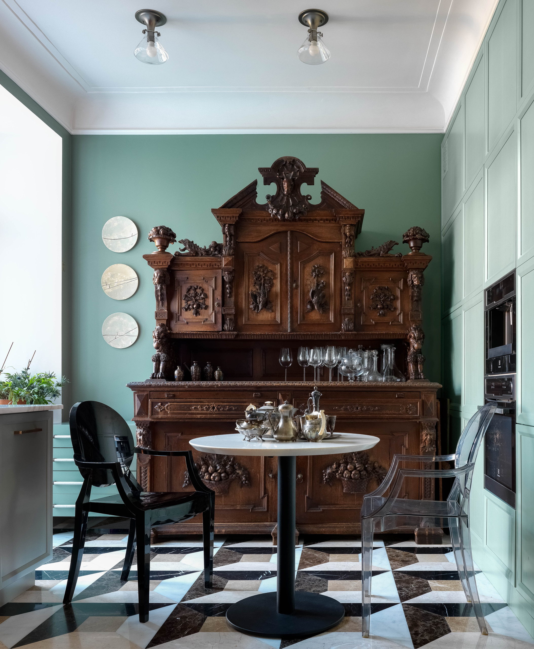 В гостях: Квартира с «тающими» стенами в цвет храма напротив