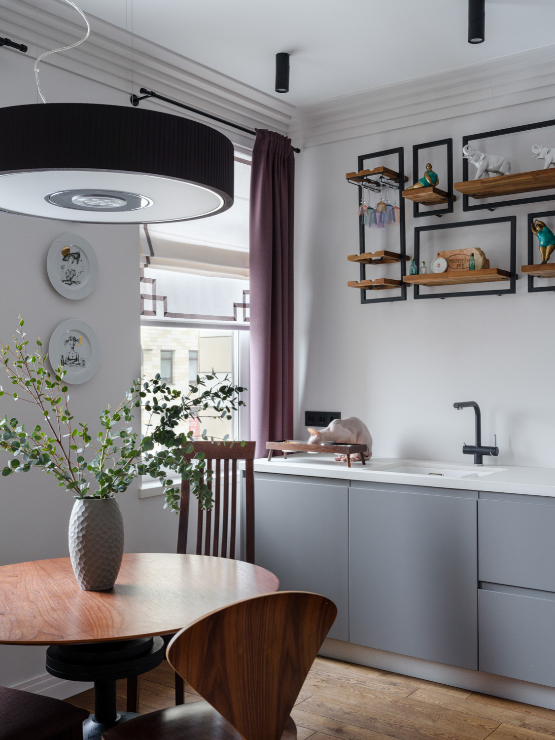 Houzz тур: Квартира с радиусной стеной и невысокими потолками