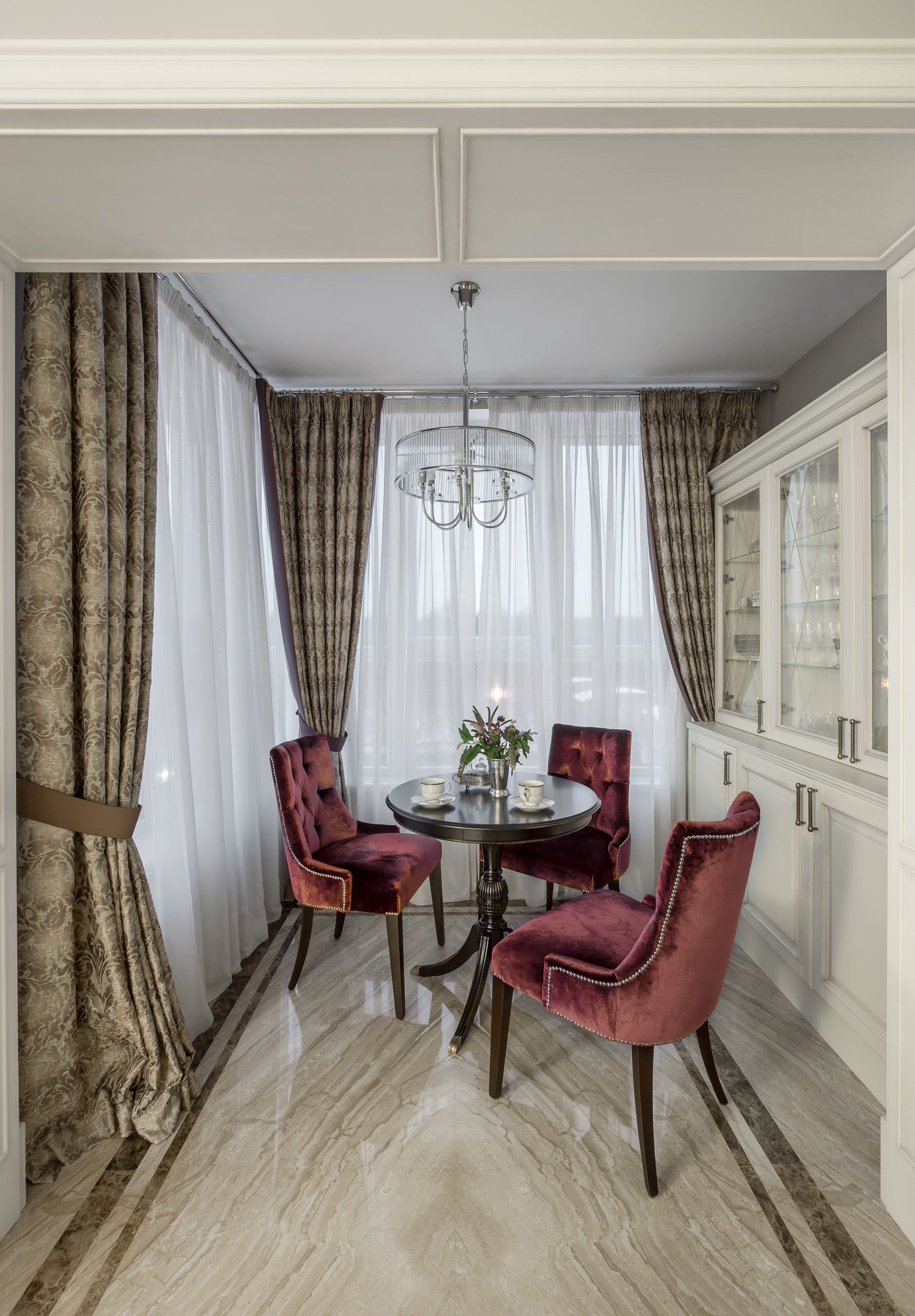 Houzz тур: Интерьер с графичной гостиной и просторным холлом